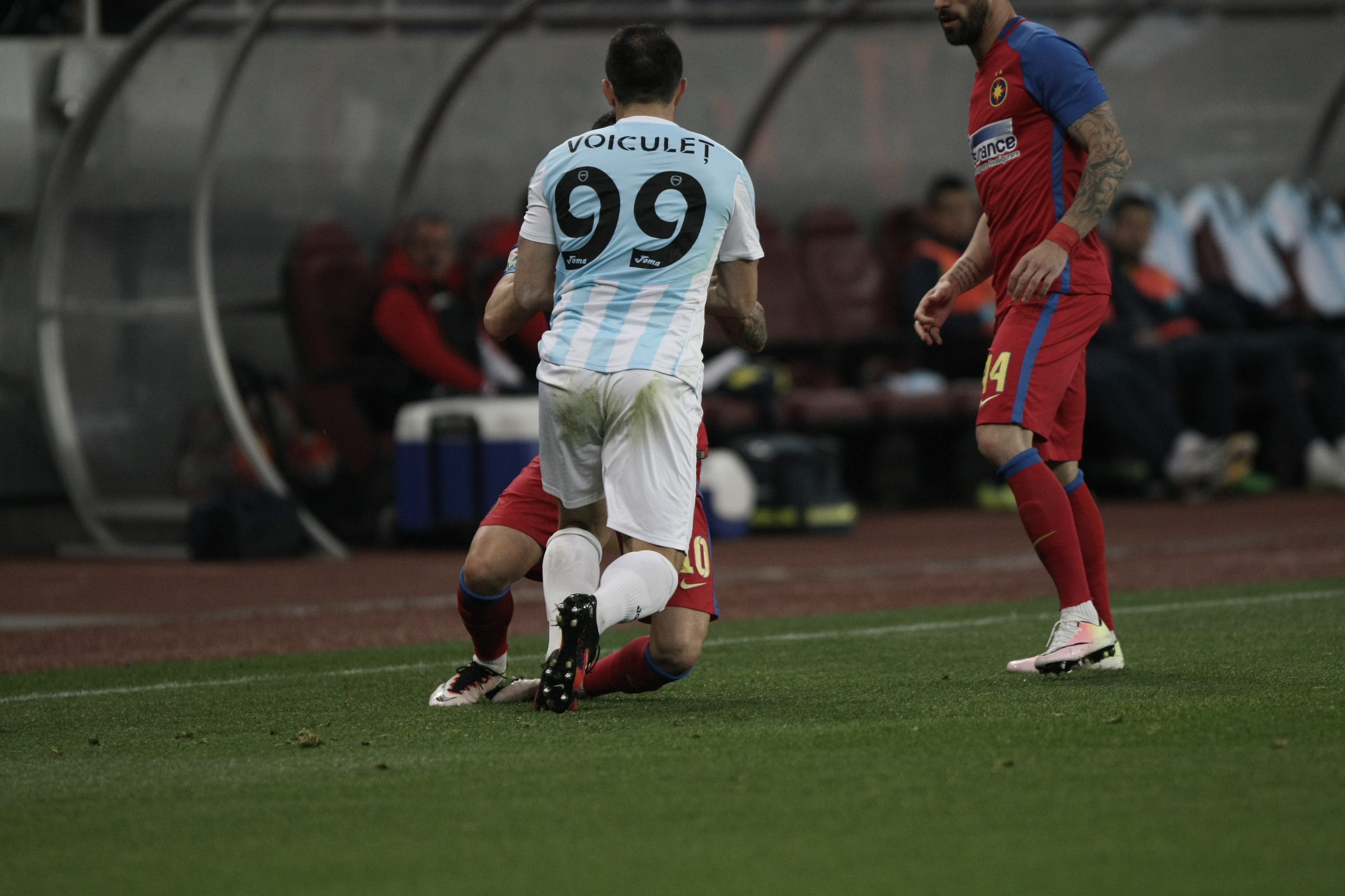 Crăciunescu, revoltat că stewarzii au intrat pe teren la meciul Steaua - ASA: ”Ce facem, aducem trupele speciale?” | GALERIE FOTO
