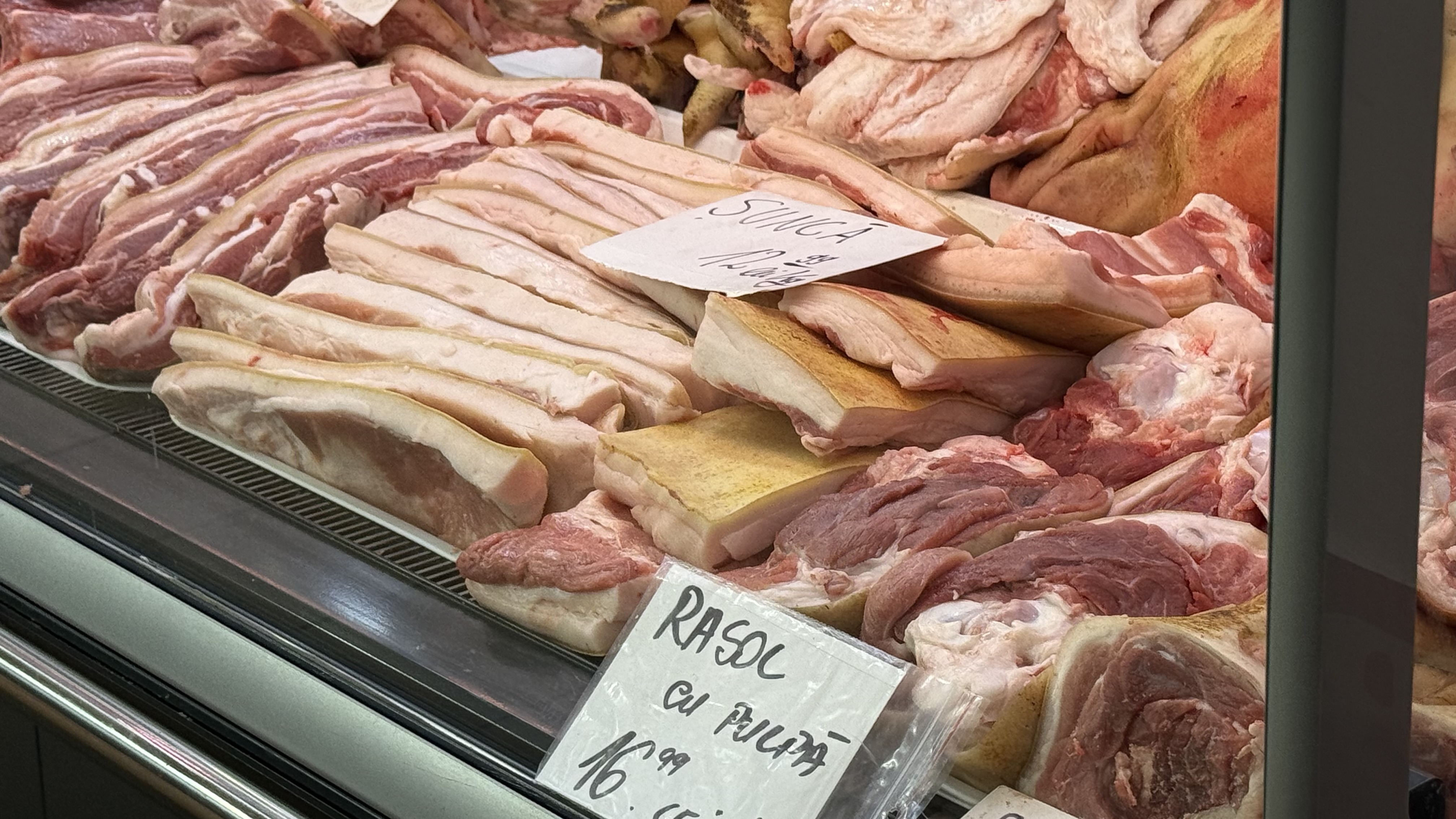 A început bătălia pentru carnea de porc. Reportaj în hala Obor: cât ne costă preparatele pentru sarmale și tobă?