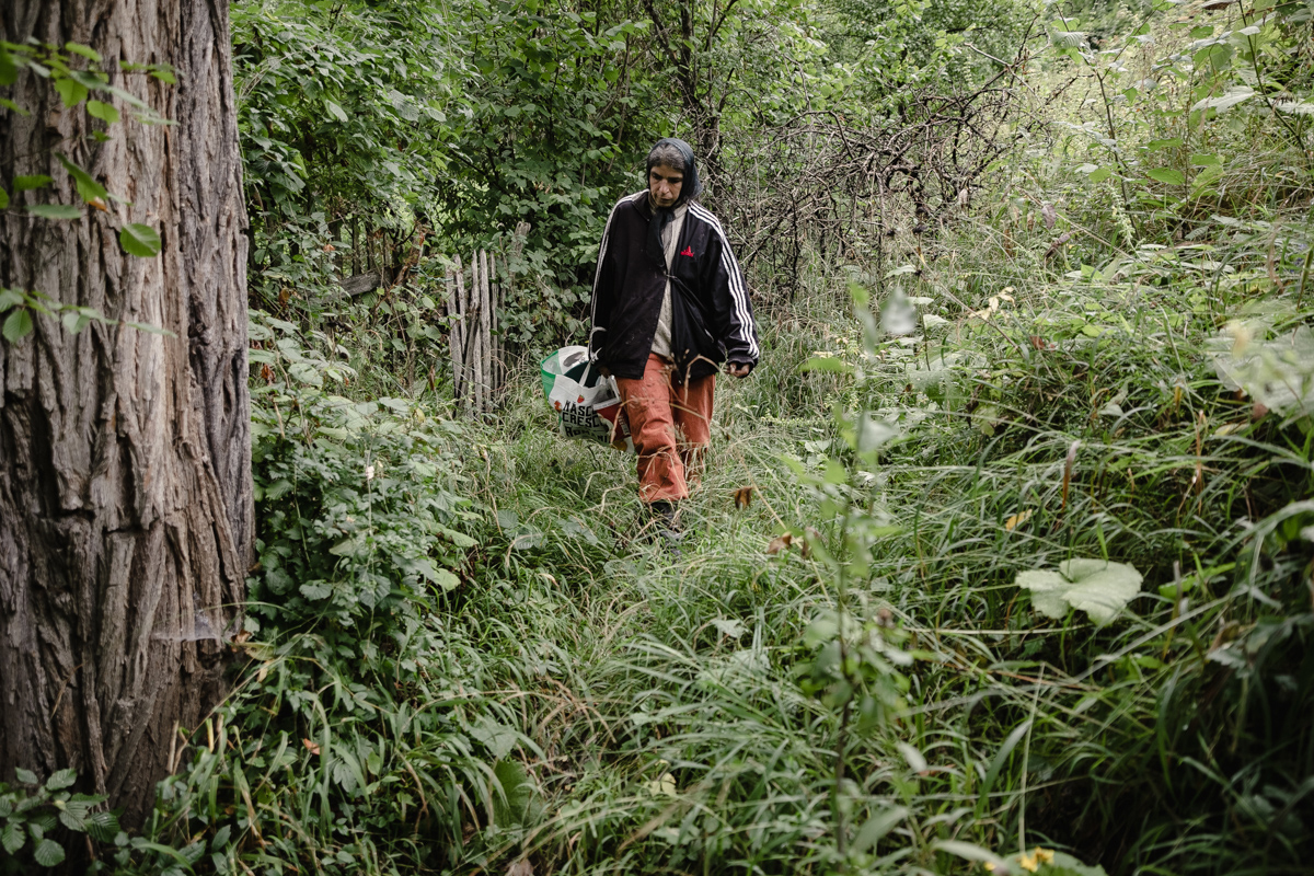 REPORTAJ. Viața celor 10 locuitori rămași în satul în care Gigi Becali a făcut o mănăstire și are planuri pentru alta: „Domnul ăsta a venit la poartă, m-a întrebat câţi ani am, apoi s-a dus şi mi-a adus o găleată de apă”