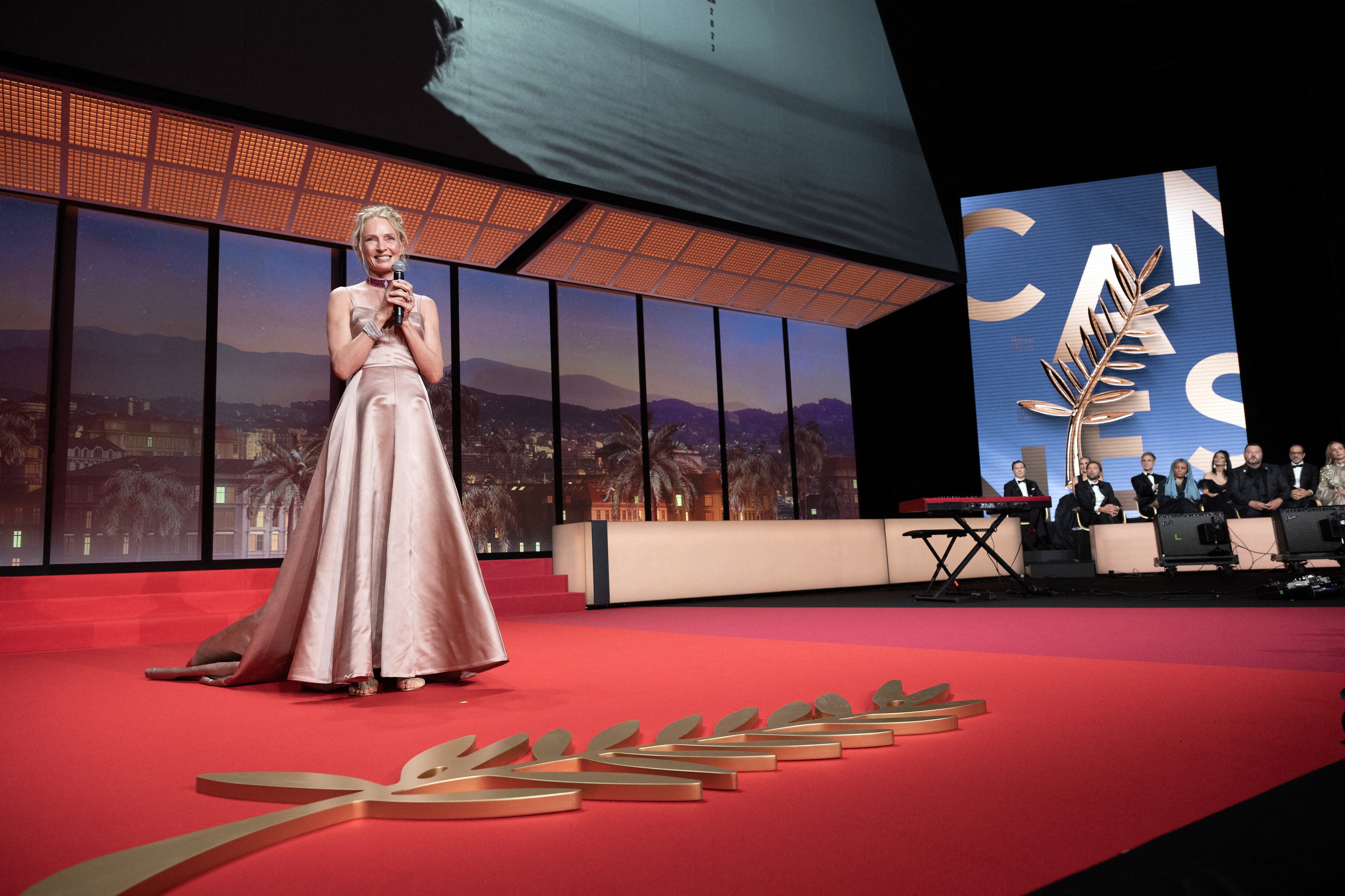 Corespondență de la Cannes: Emoționată de poemul despre Ucraina rostit pe scenă, Catherine Deneuve a uitat să deschidă festivalul 