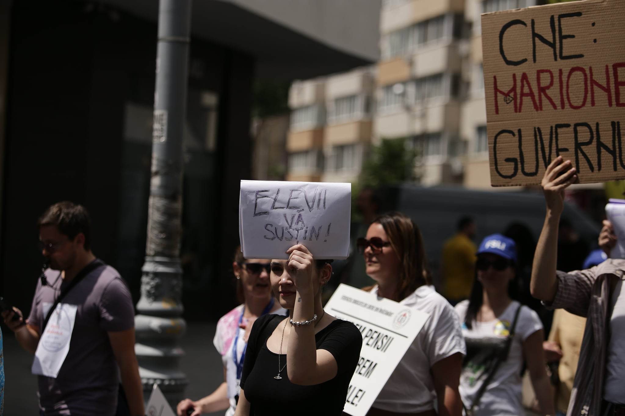 Elevi și studenți, alături de cadrele didactice la mitingul din Piața Victoriei. „Meseria aceasta nu mai e una dezirabilă. Vrem să-i susținem”