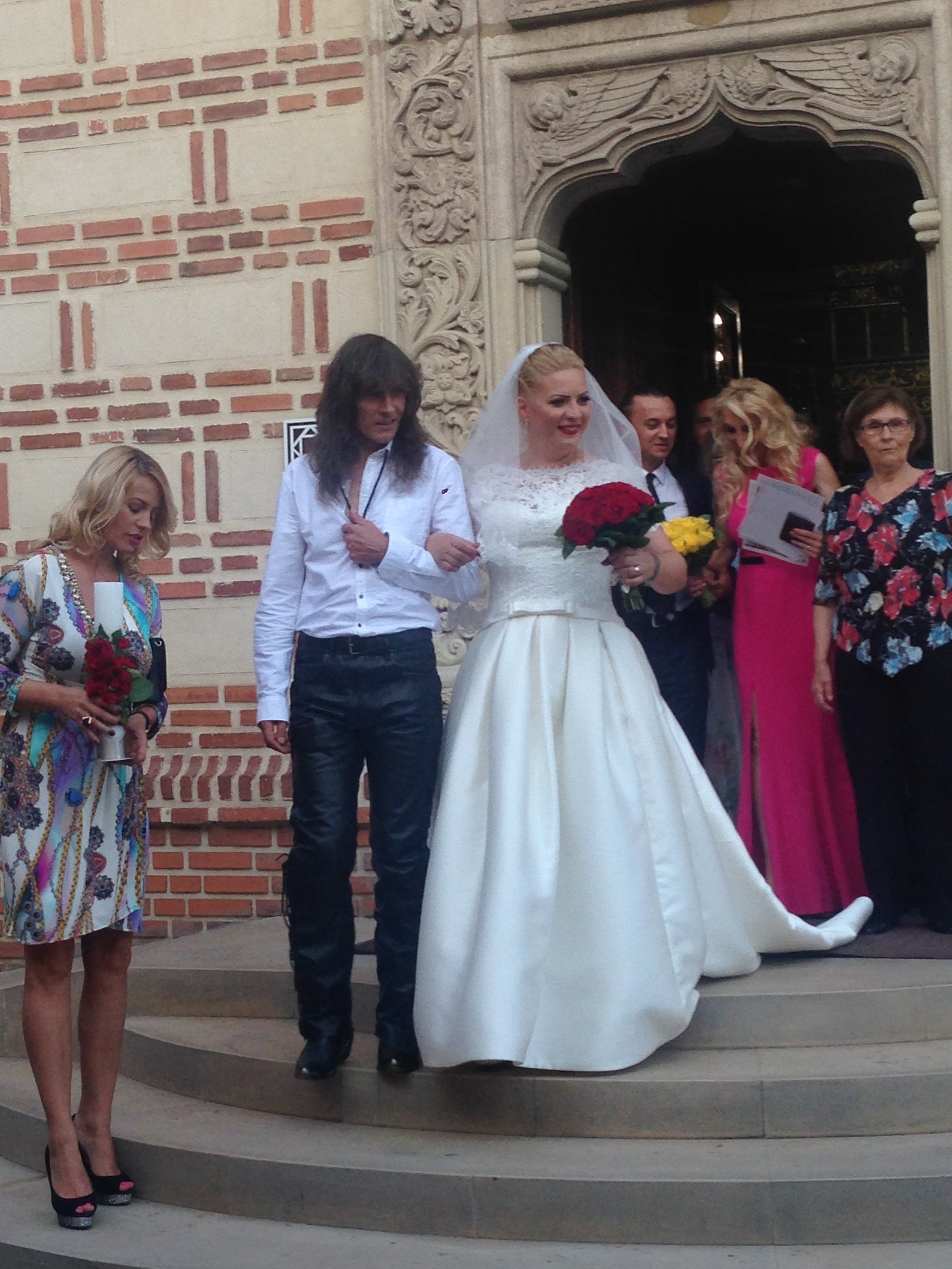 FOTO EXCLUSIV/ Așa nuntă nu a existat! Kempes, cel mai iubit solist rock, la altar în pantaloni de piele