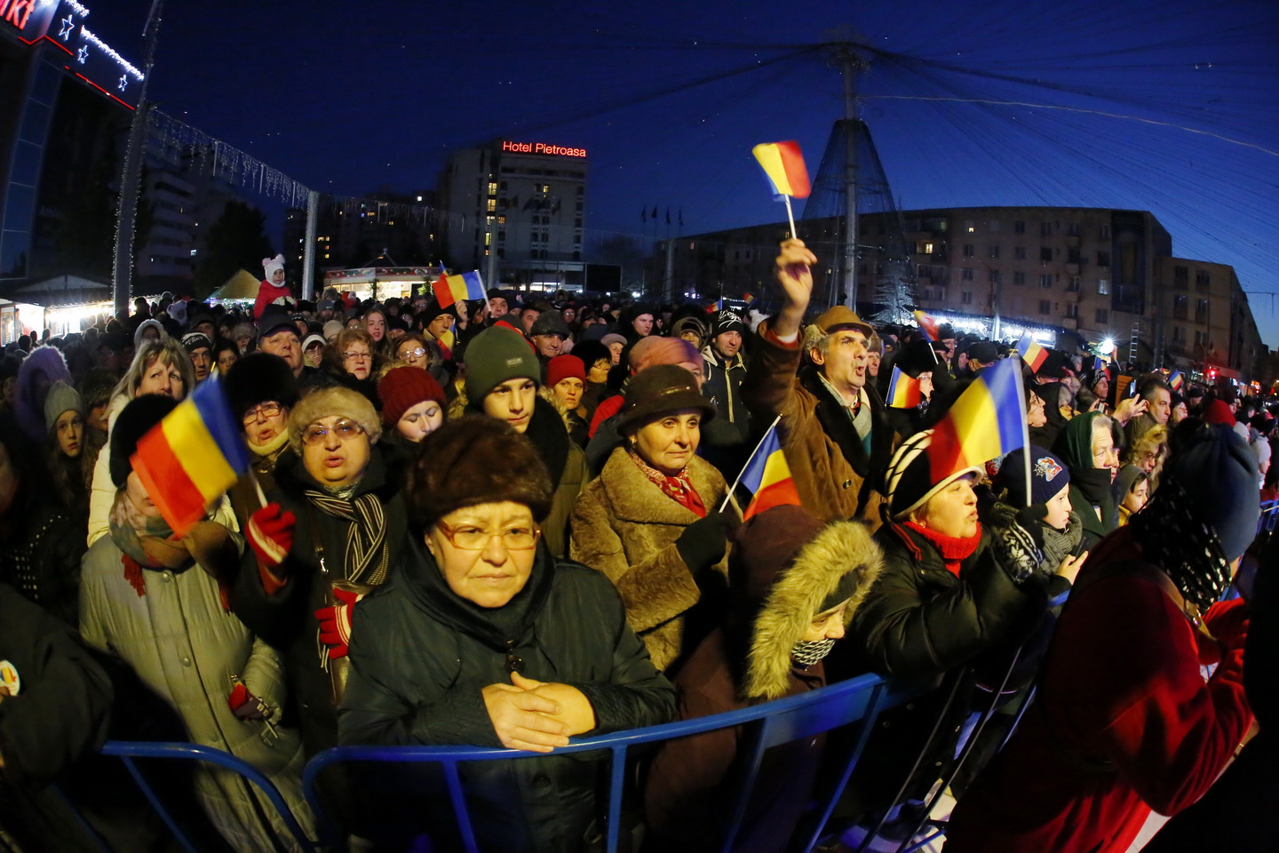 GALERIE FOTO/ Și la Buzău a fost inaugurat iluminatul festiv și s-a deschis oficial Târgul de Crăciun