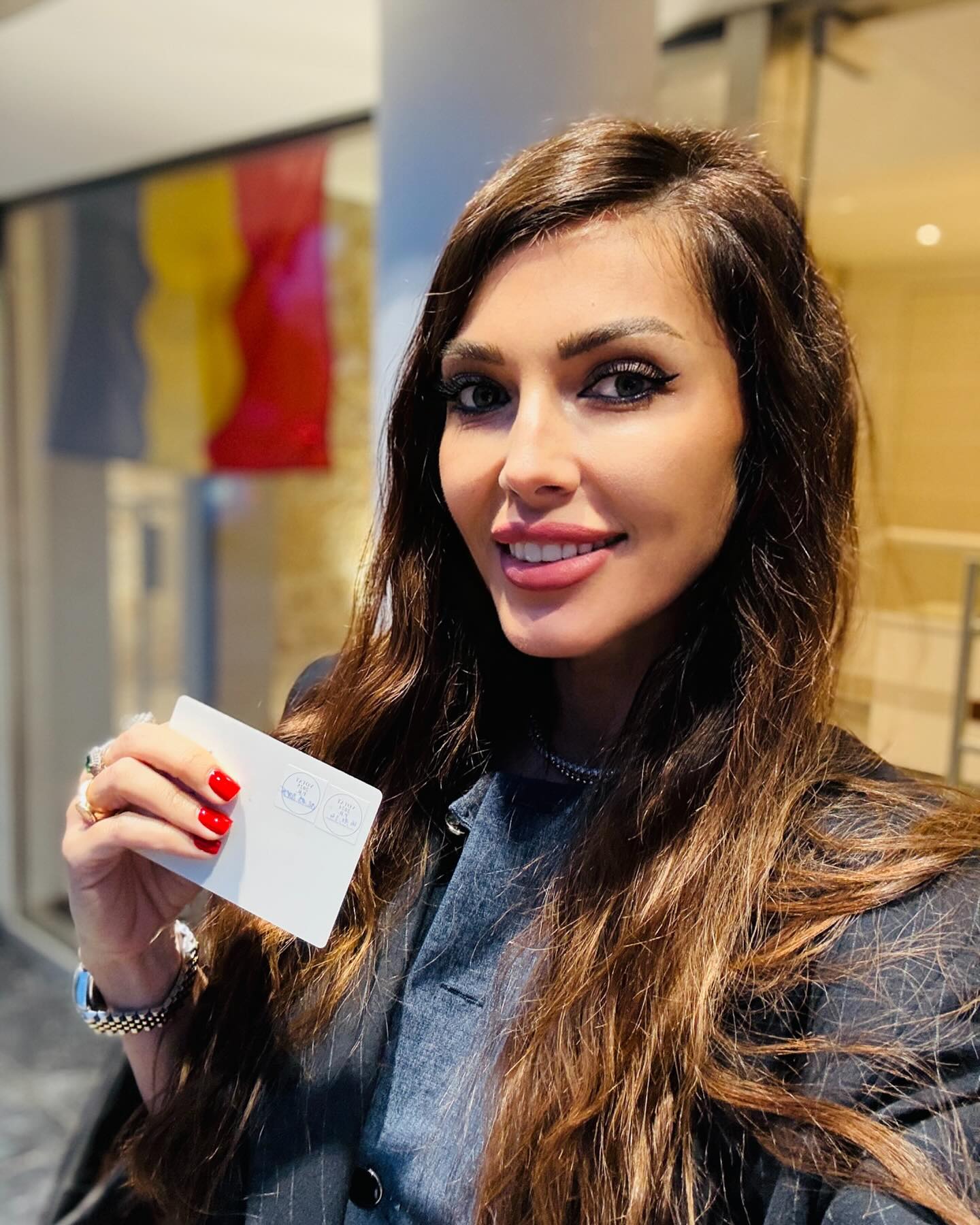 Unde a votat Ilinca Vandici. Îmbrăcată modern și încălțată cu pantofi de 1.000 de euro, vedeta a spus: „Nu contează unde te afli în lume, vocea ta contează!”