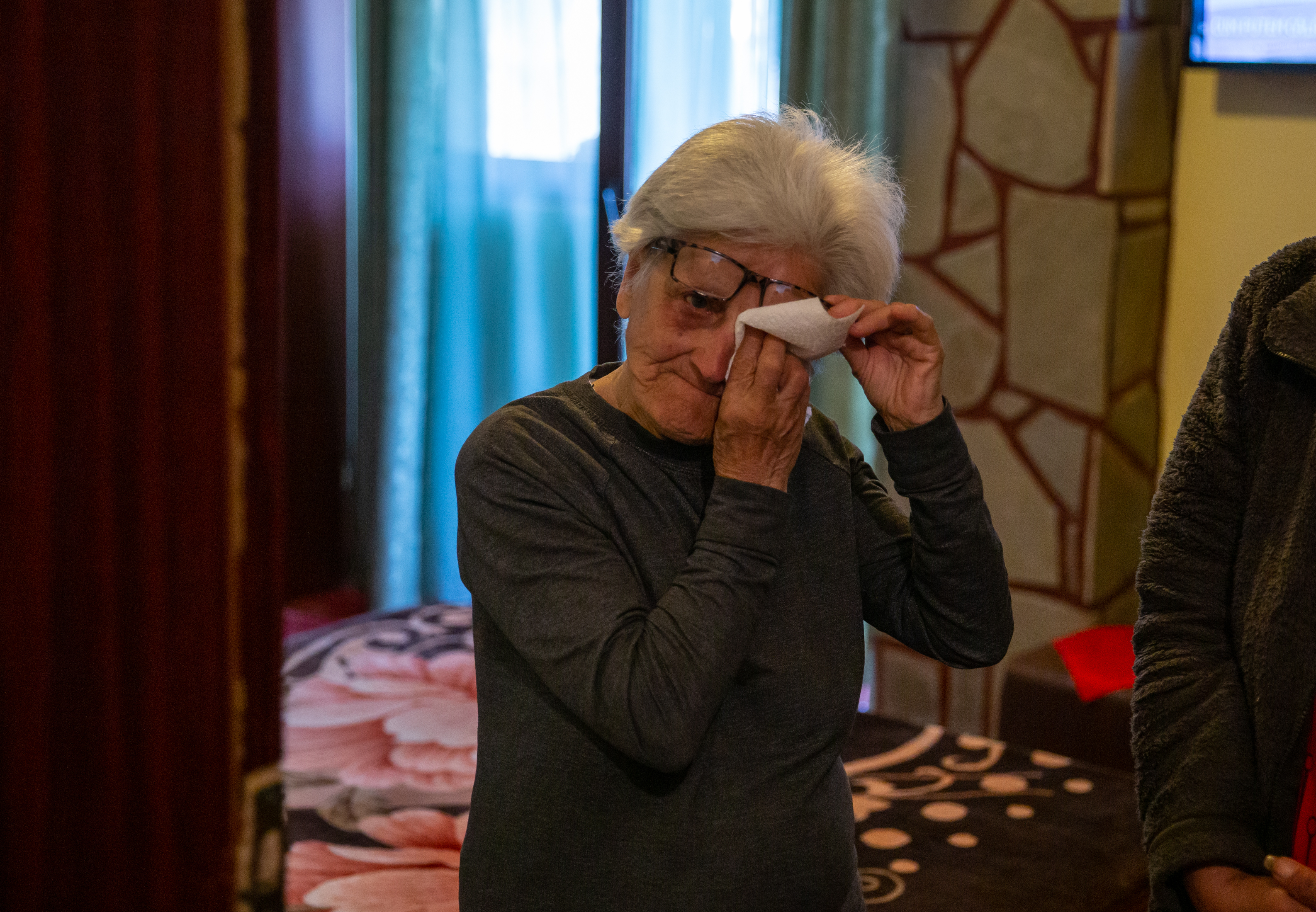 Săptămâna Patimilor și recunoștința oamenilor rămași fără case la Azuga: Îi mulțumesc Domnului că i-a lăsat în viață și domnului Vlad că i-a primit în pensiunea lui