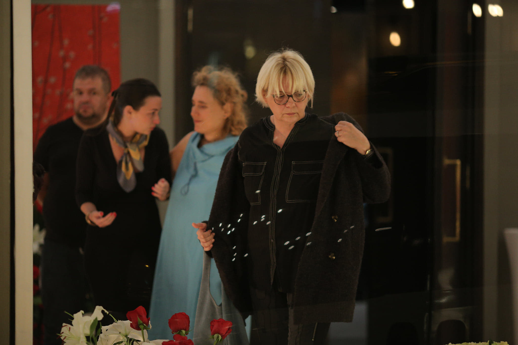 Trupul neînsufleţit al lui Ducu Darie a fost depus la Teatrul Bulandra. Actrița Oana Pellea, îndurerată, la căpătâiul regizorului