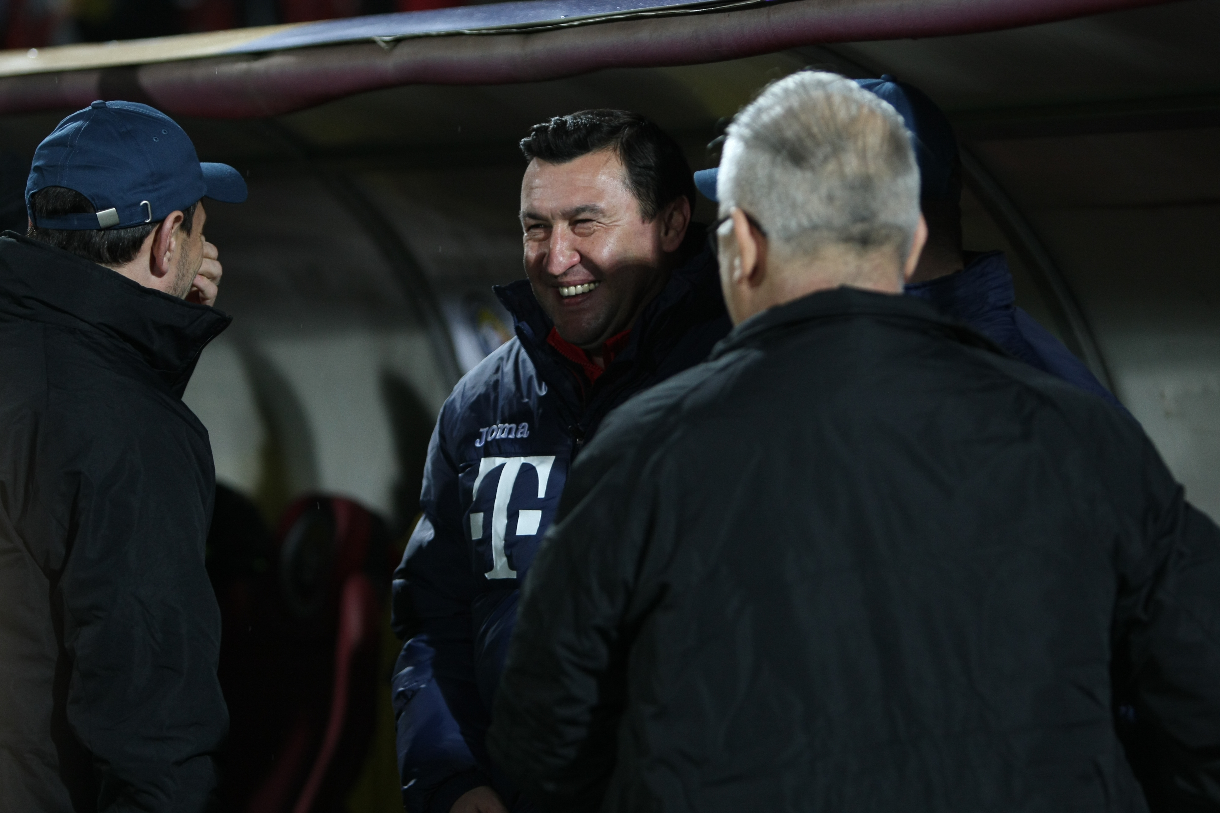 România - Lituania 1-0. Puiule, el e Dumnezeul tău! Selecționerul a pupat icoane, fiind salvat de debutantul Nicușor Stanciu, un jucător despre care spunea că nu l-a impresionat în tricoul Stelei!