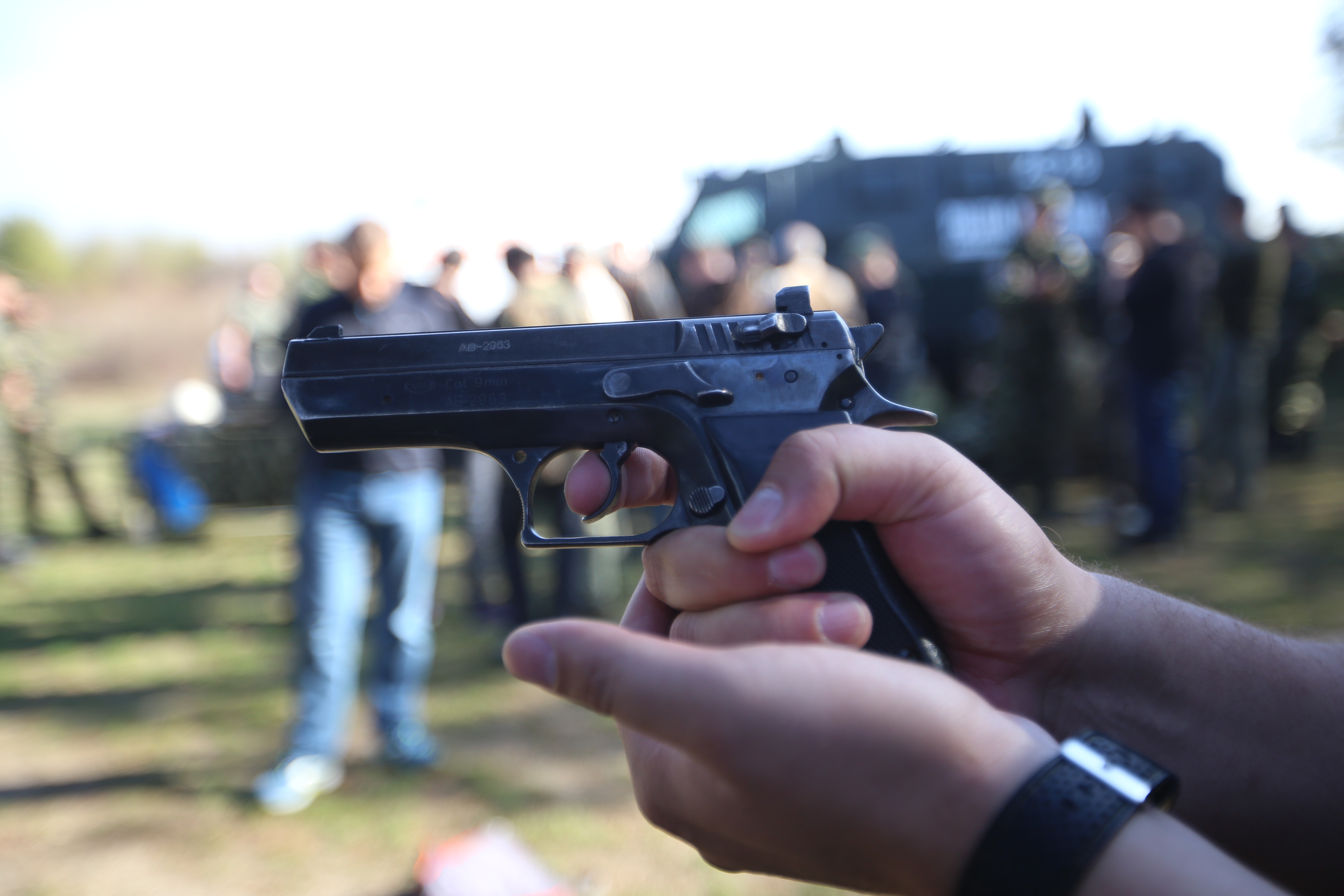 VIDEO | Reportaj cu arma-n mână. Am testat mitraliera NATO și pistolul pentru luptă urbană