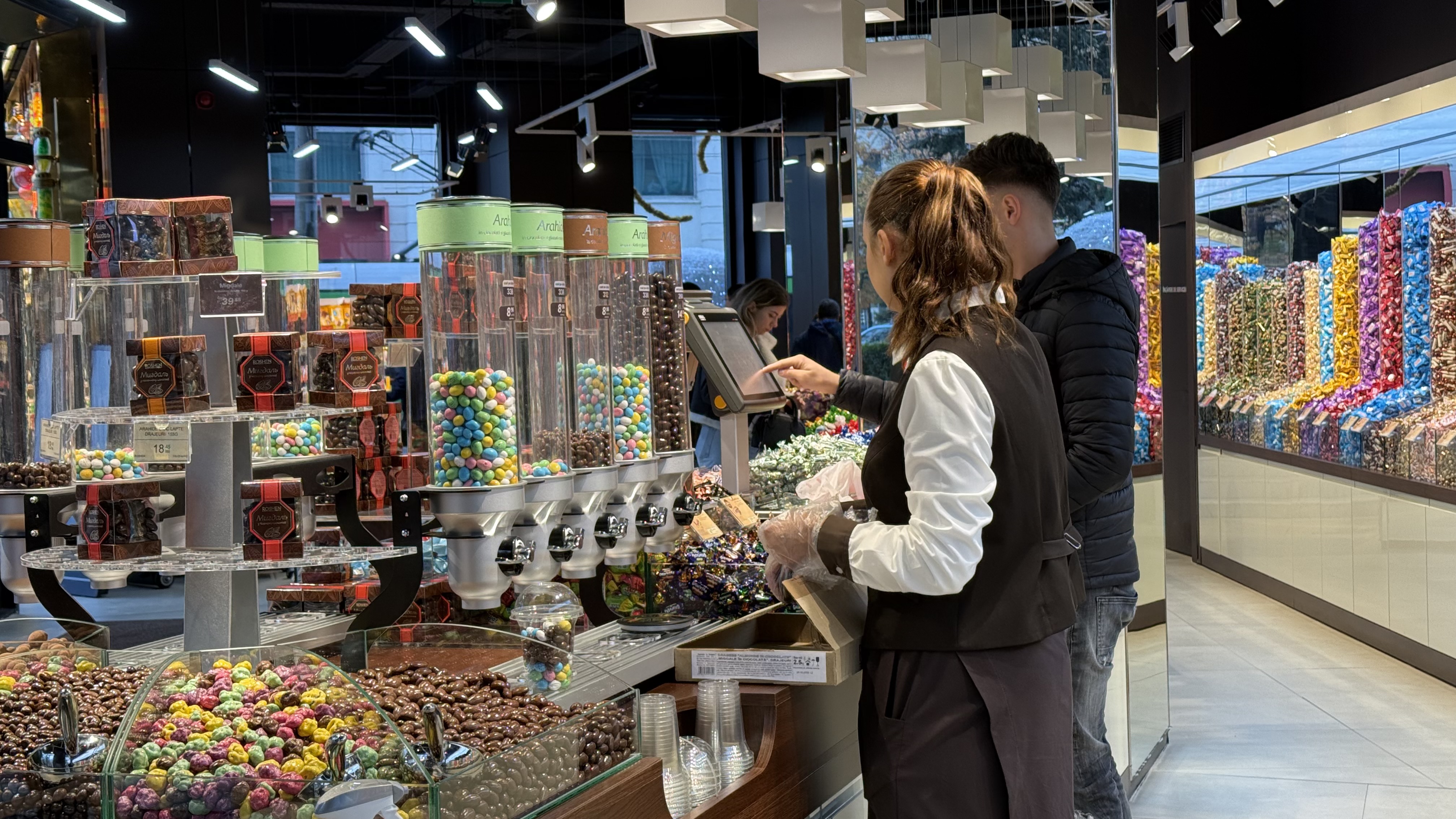 Noul templu al dulciurilor din București. Peste 300 de sortimente de produse. Cât costă și de ce toată lumea vorbește despre magazinul de la Piața Unirii