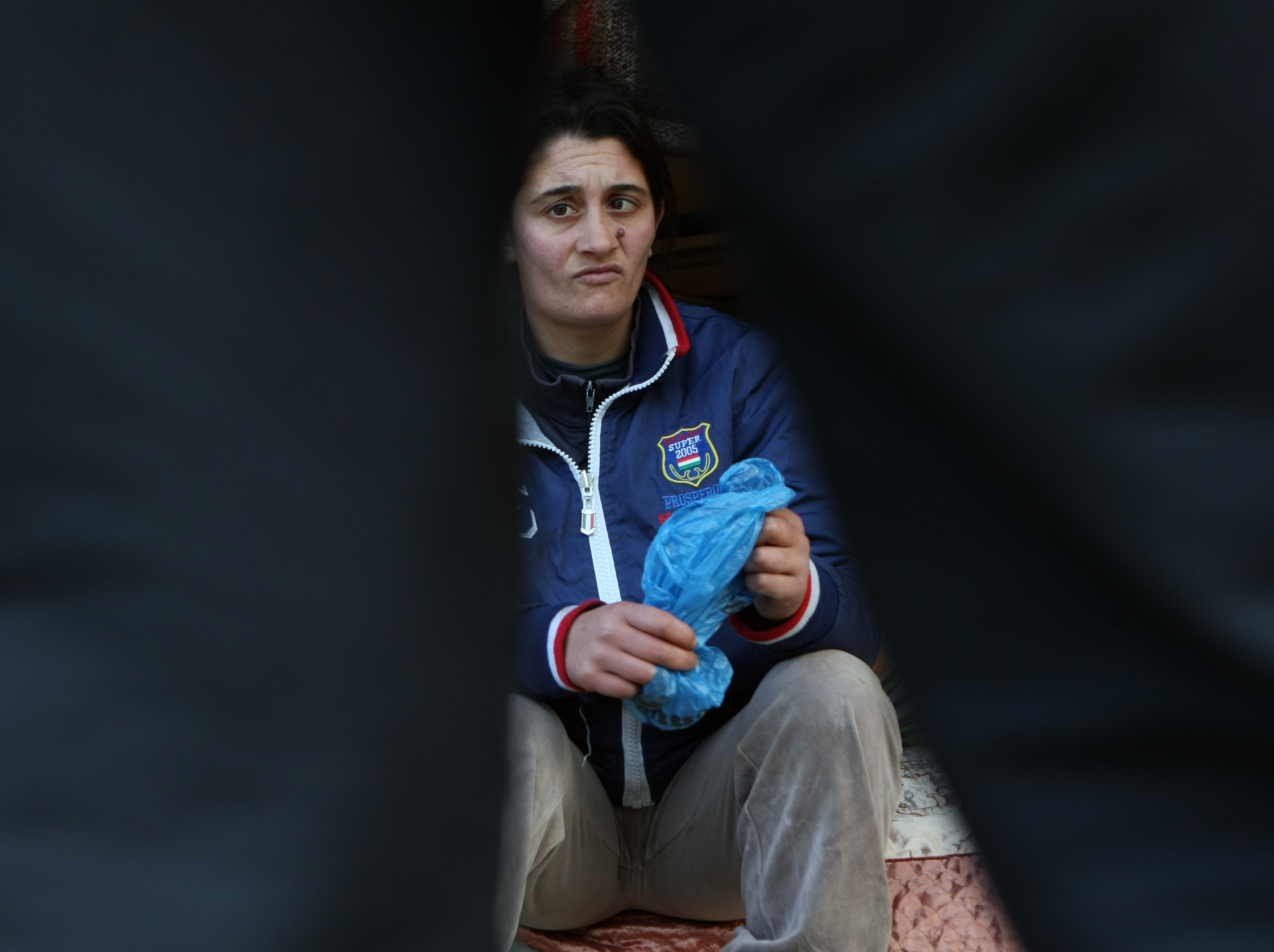 TERIFIANT. Un fotbalist român bolnav de SIDA stă într-o "colibă" și trăiește din vânzarea de sticle goale