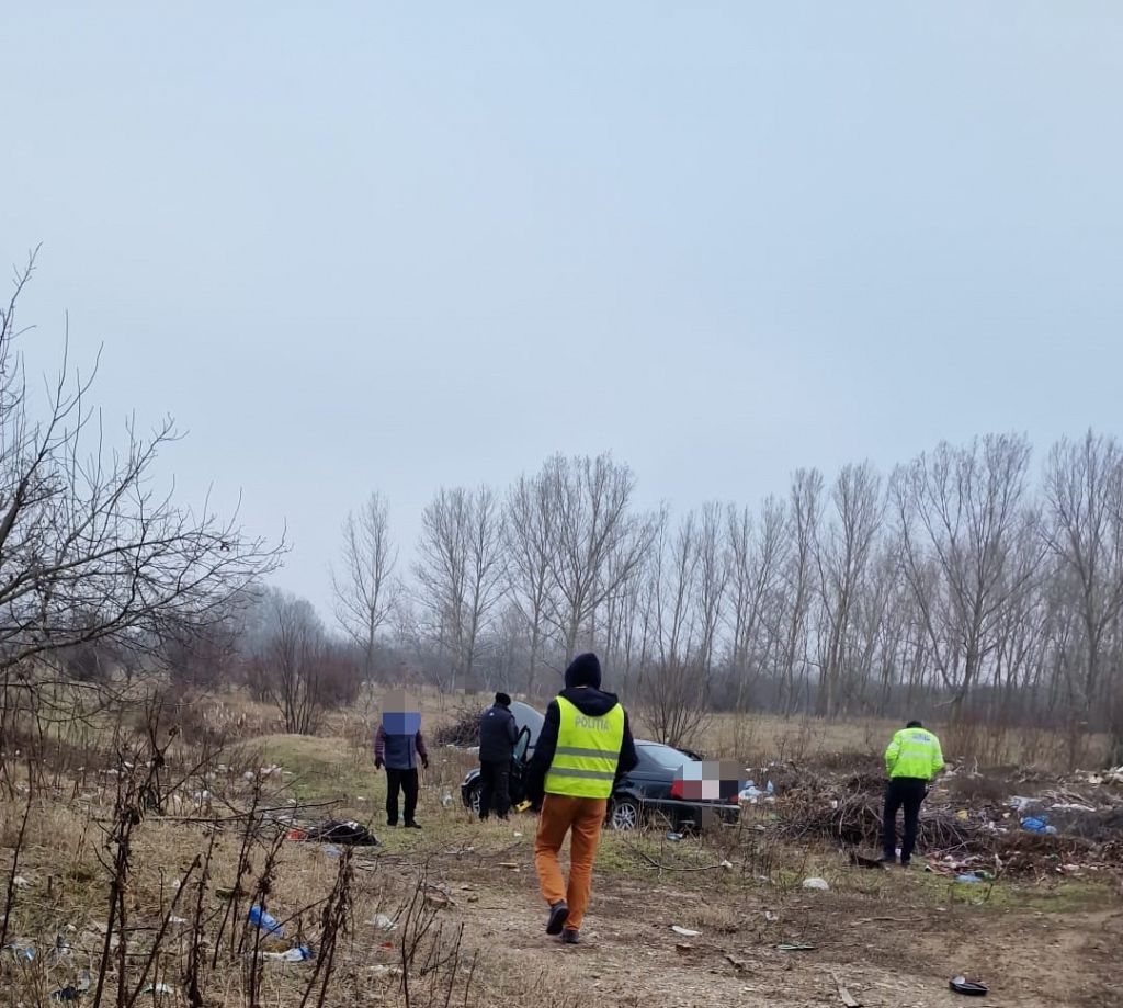 Un tânăr din Vrancea, care conducea fără permis o mașină neînmatricualtă, și-a abandonat autoturismul și a fugit de polițiști