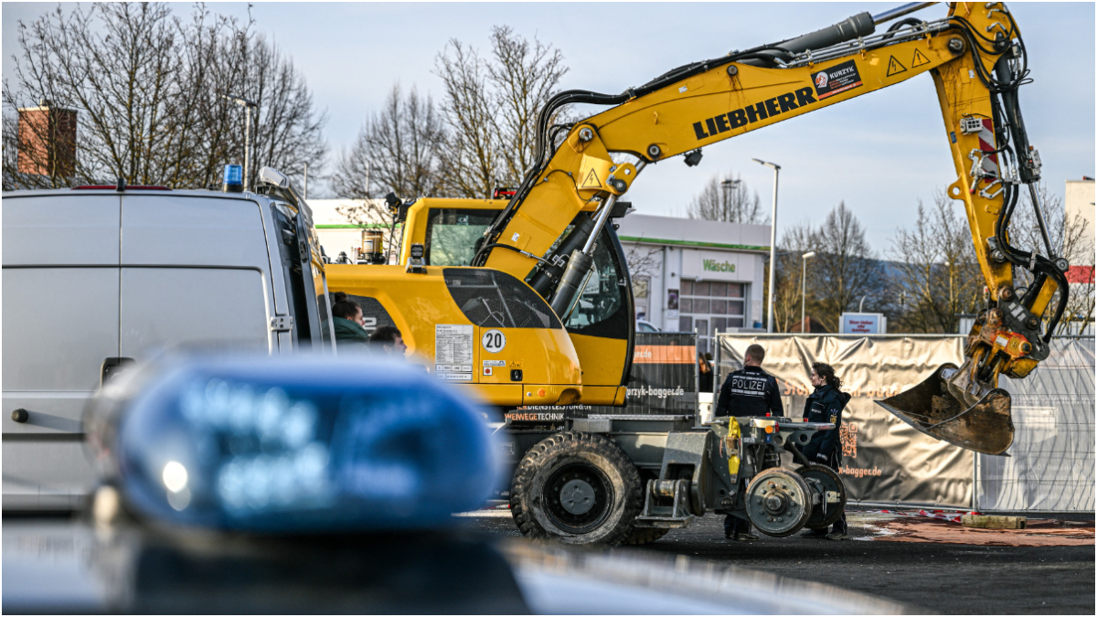 Polițiștii au ucis un bărbat care i-a atacat cu un excavator și care timp de o oră a distrus firma care-l concediase, în Germania  | VIDEO