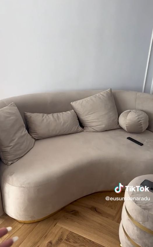 Cum arată noul apartament al Oanei Radu. Imagini din locuința artistei: „Patul este piesa de rezistență”
