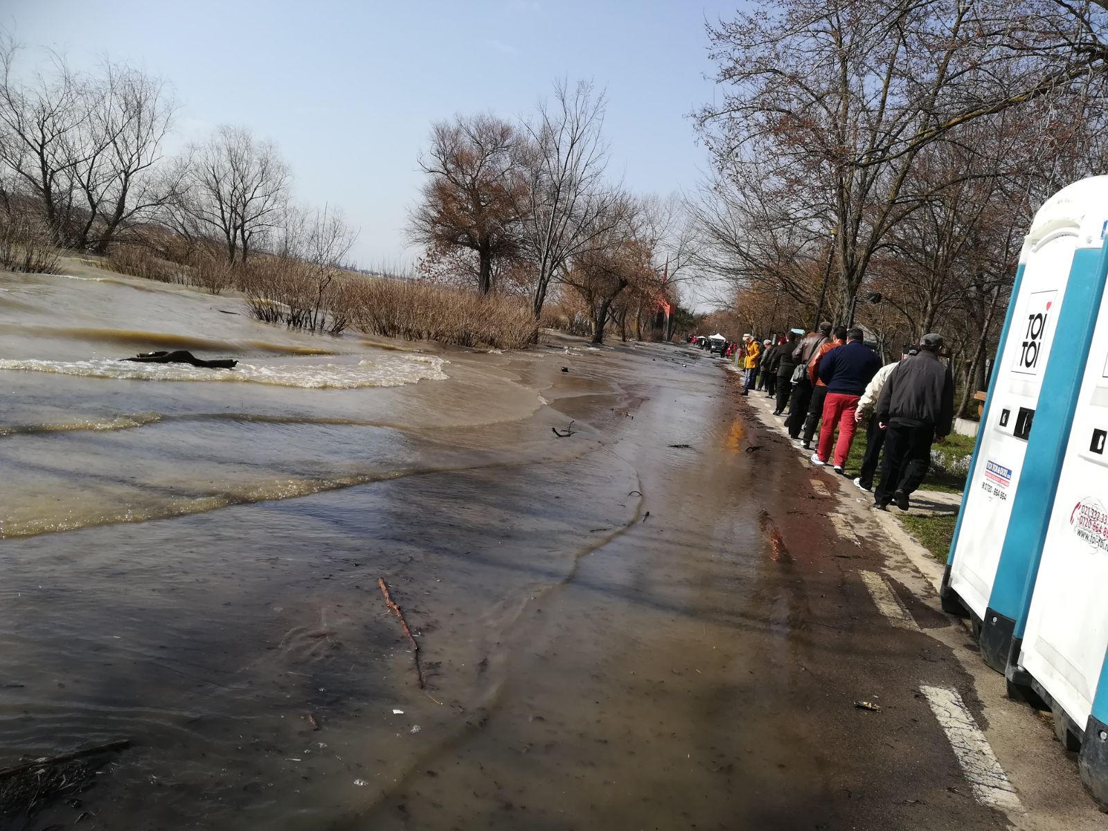 Mii de oameni au venit la Festivalul Dunării din Galați, deși faleza e inundată / FOTO