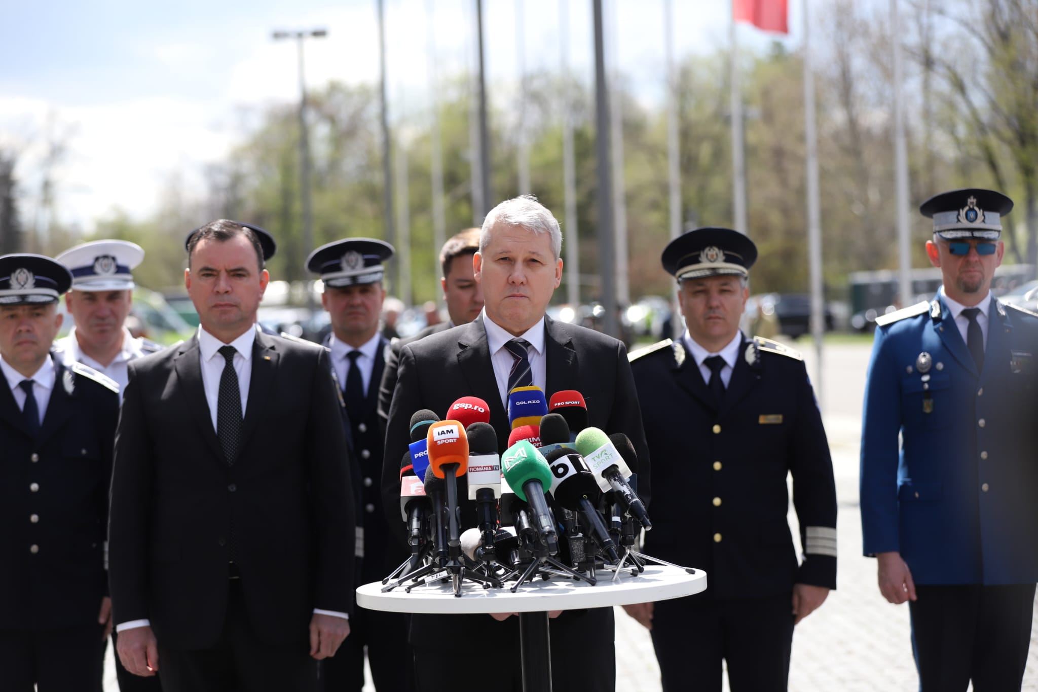 Livetext Mii de români își iau adio de la Mircea Lucescu la Arena Națională înainte de funeraliile cu onoruri militare / „Leucemia i-a provocat și grăbit sfârșitul”