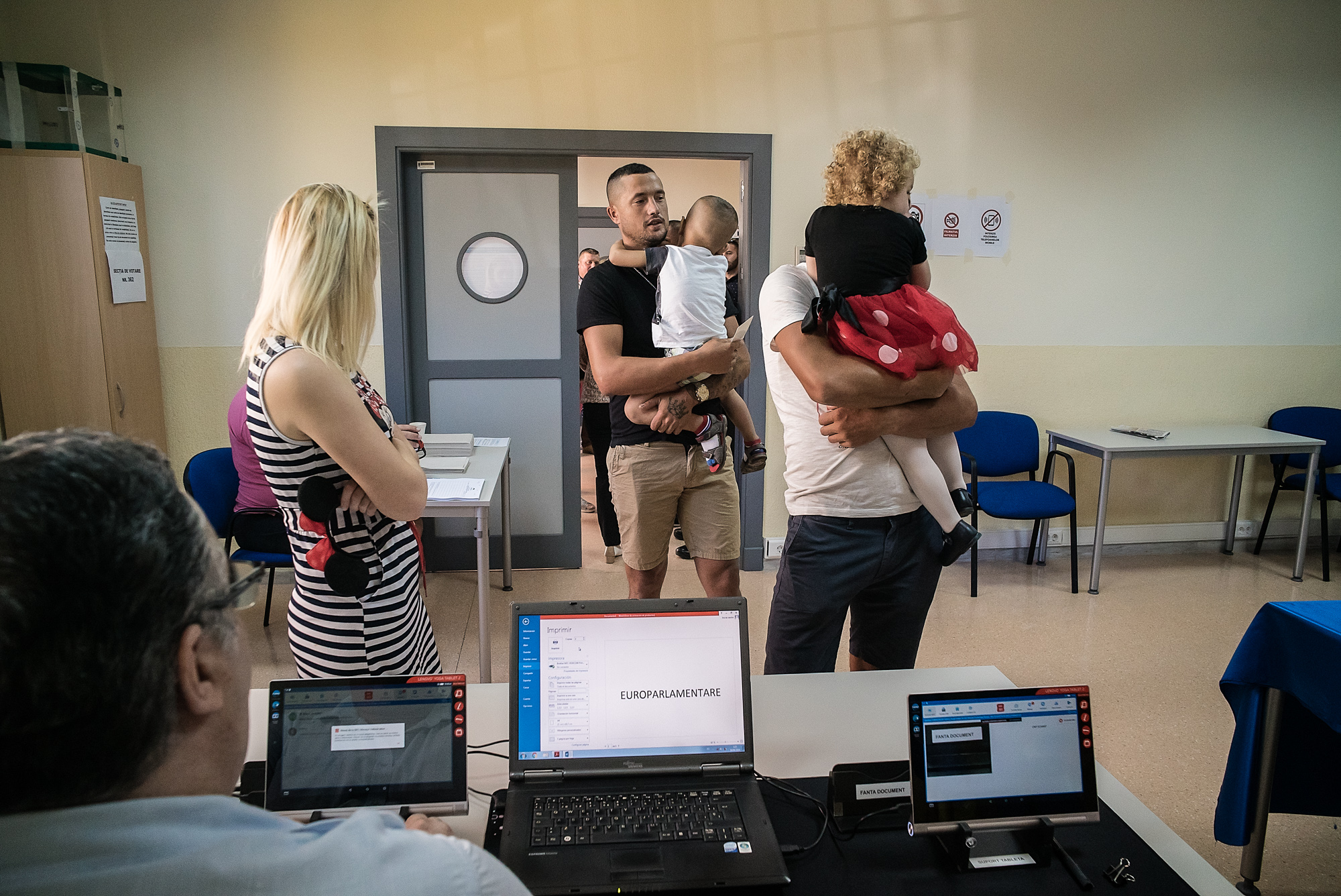 În diaspora au suferit și votanții, și oamenii din consulate! În Almería, românii au votat în trei ore și jumătate pentru alegerile din România și în 10 minute pentru “localele” din Spania!