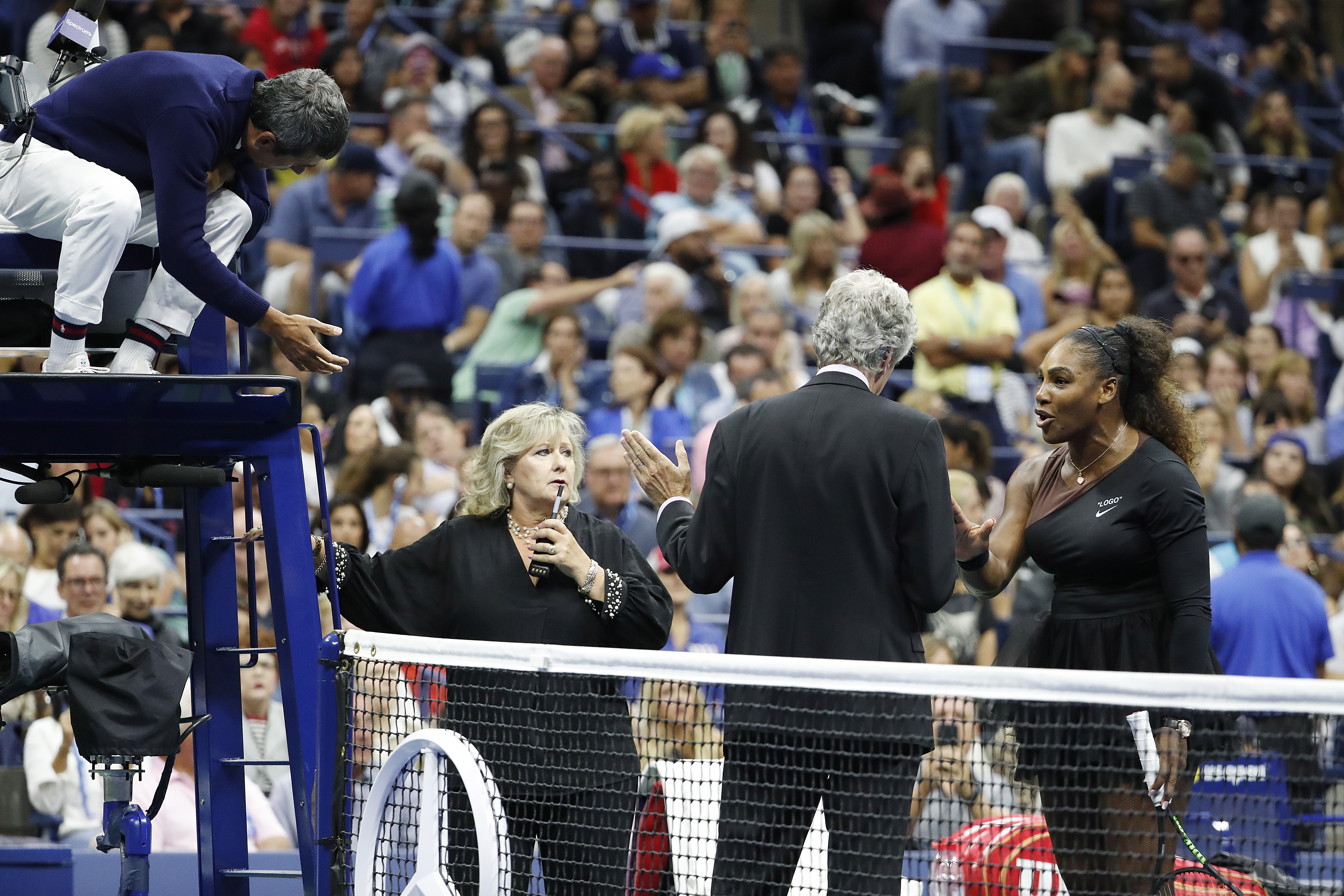 Serena Williams și-a ieșit din minți, în finala de la US Open. Arbitrul Carlos Ramos a supărat-o, iar Naomi Osaka i-a suflat titlul / VIDEO