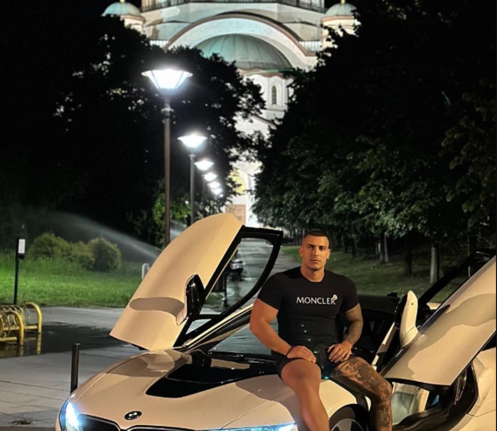 Conduce o mașină de lux de 220.000 de euro și poartă un Rolex de 26.000 de euro din aur. Cum a făcut Nikola bani, după ce a rămas repetent în liceu