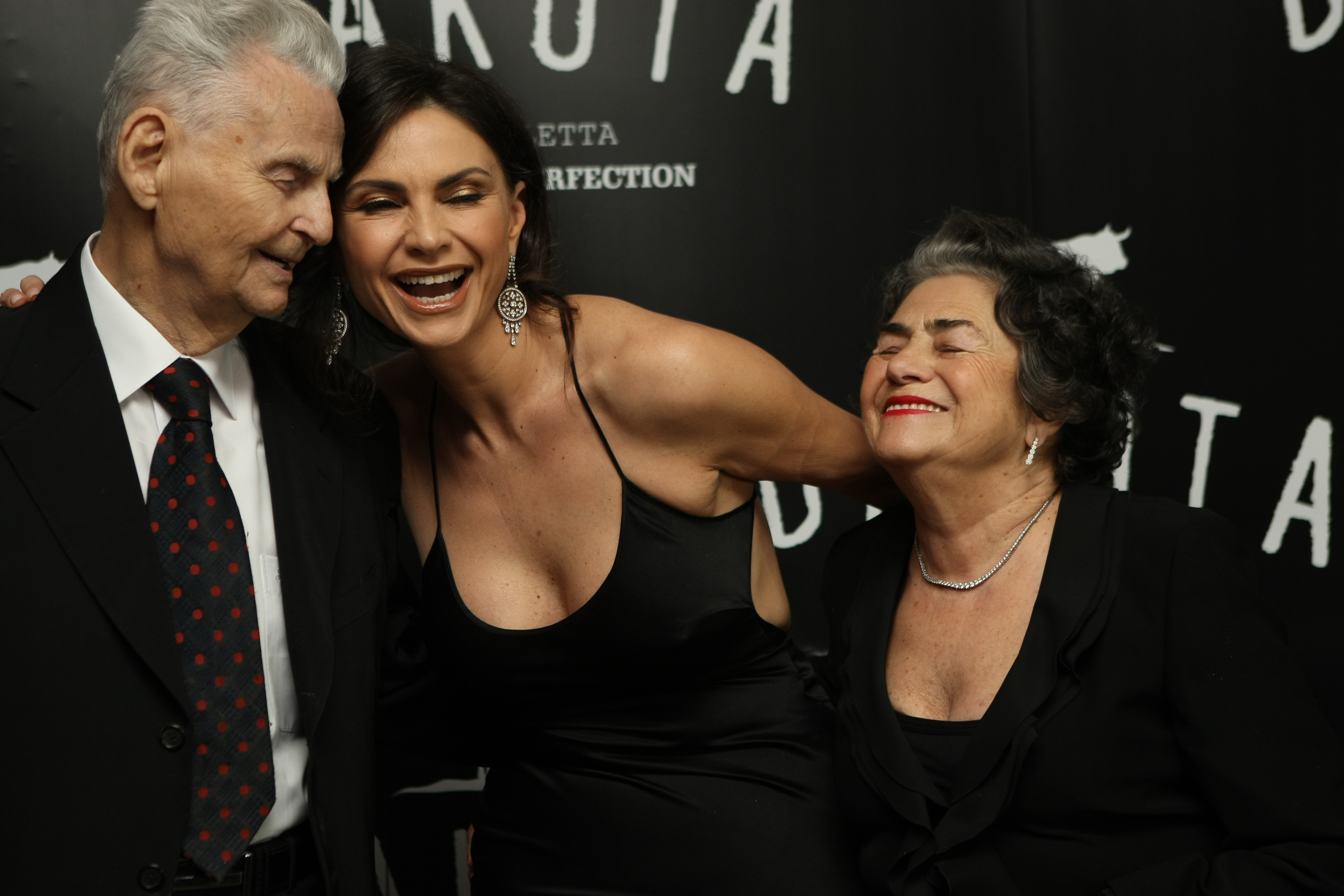 Ramona Bădescu, fără sutien, la brațul iubitului. Toți i-au văzut sfârcurile prin rochie | FOTO