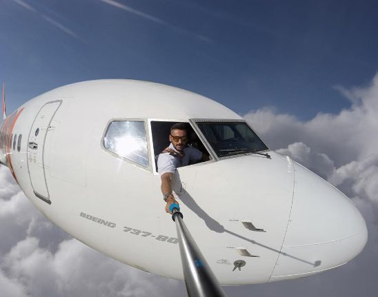 FOTO | Nu-i vecina cea frumoasă scoate capul pe ferastră, e pilotul de Dubai cu un selfie controversat. Gestul care a atins noi culmi de inconștiență