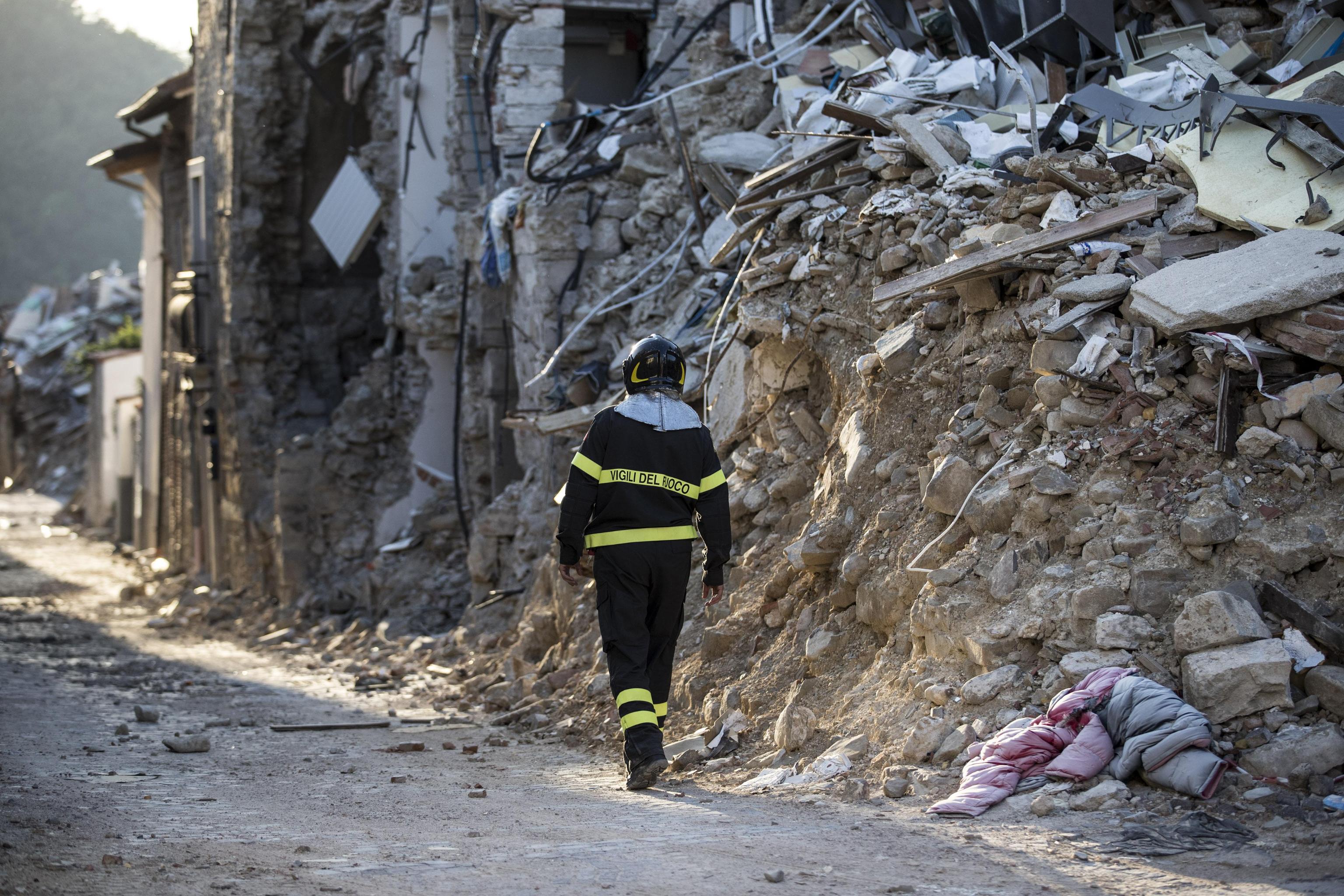 Un an de la cutremurul devastator din Amatrice | Oamenii au marcat tragedia, în timp ce acuză autoritățile că au uitat de ei
