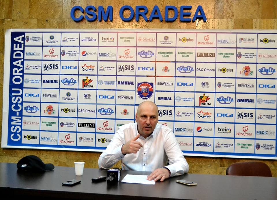 Și-a cerut iubita de soție pe parchet! Gestul superb al unui baschetbalist orădean de la U Cluj