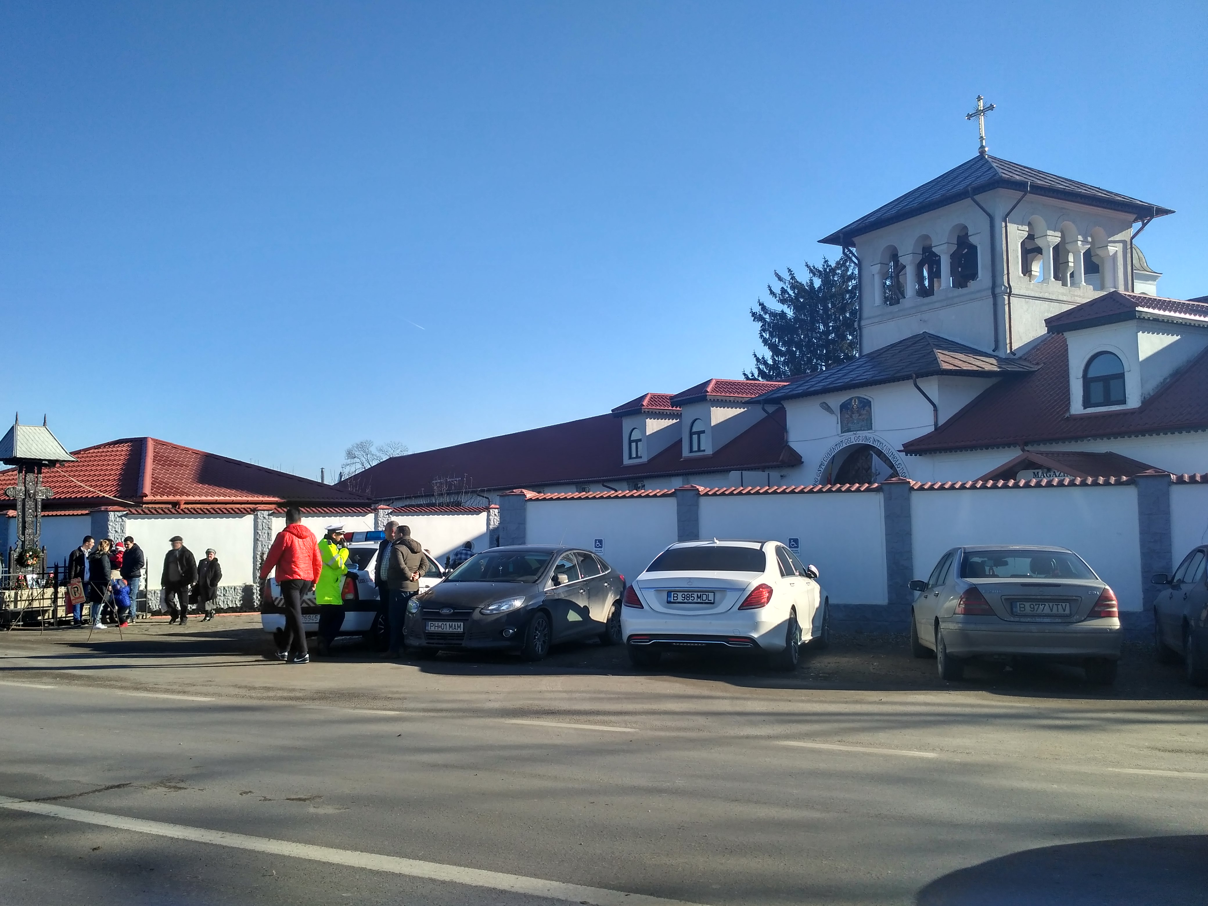 REPORTAJ: Atrași de un izvor tămăduitor, o mie de pelerini s-au rugat la Mănăstirea Ghighiu să li se îndeplinească dorințele| FOTO