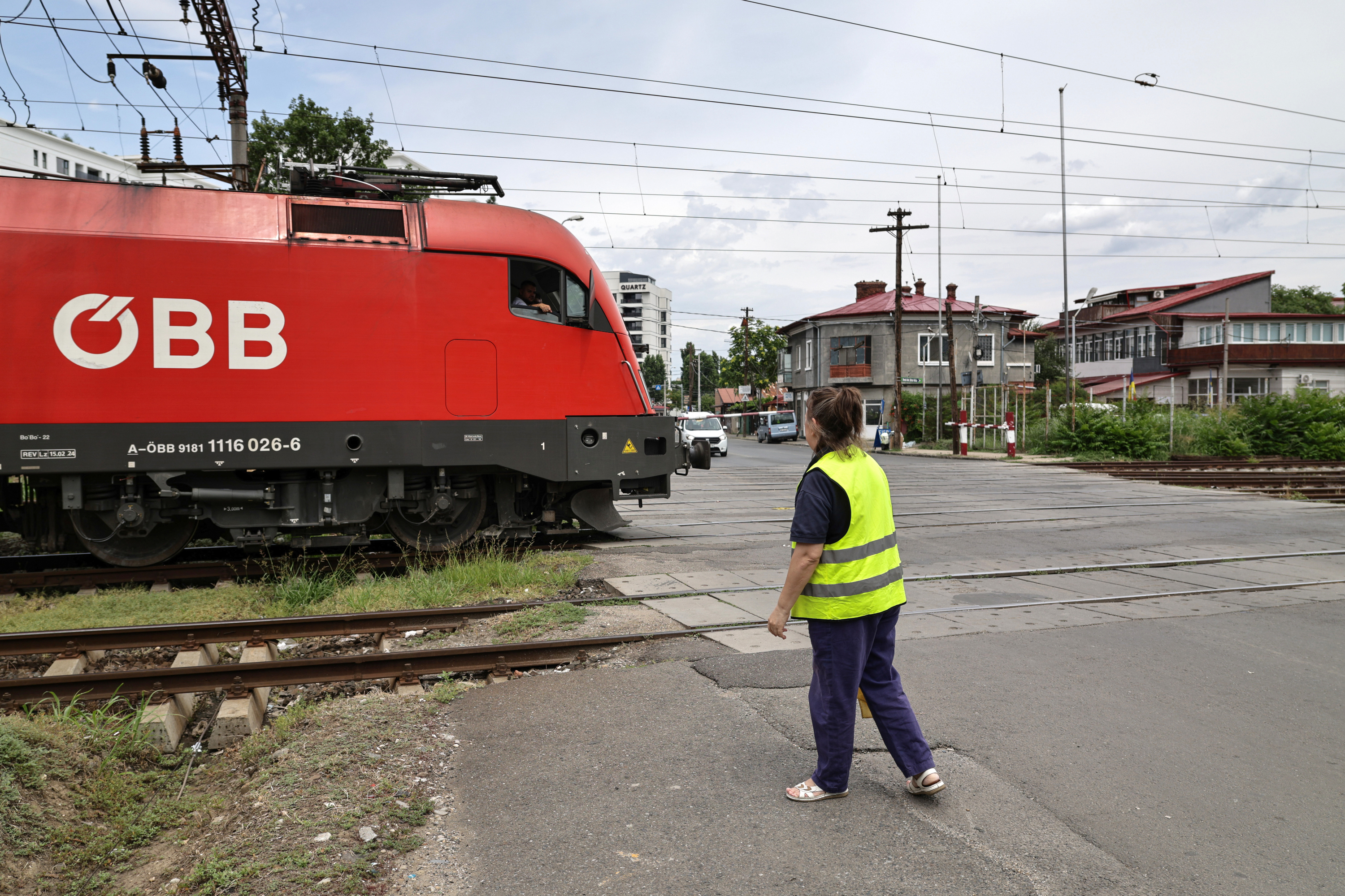 Femeia care ridică manual, de 36 de ani, o barieră de tren. Imaginea care spune tot despre infrastructura din România