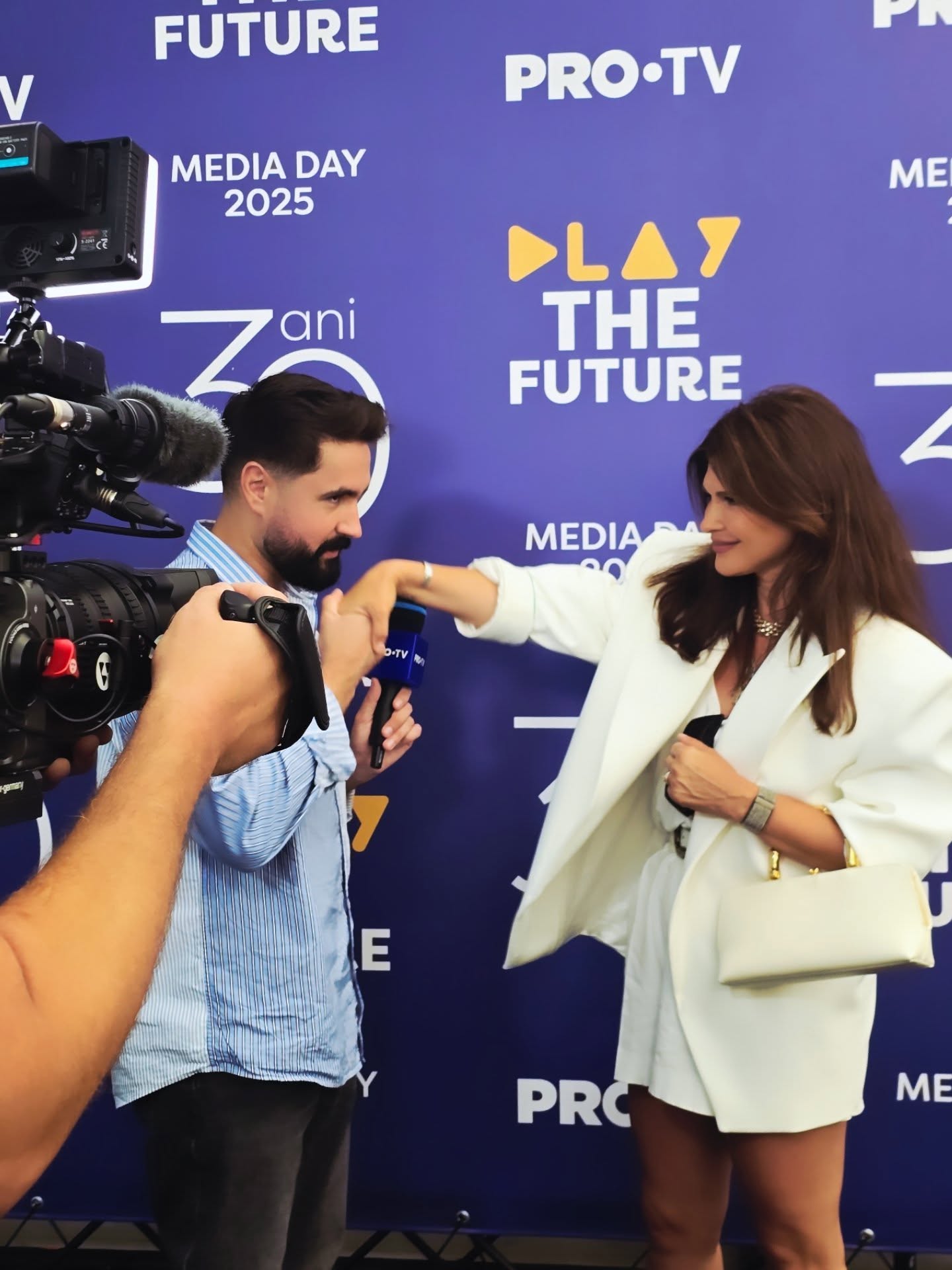 Cum a apărut Monica Bîrlădeanu la un eveniment Pro TV. Îmbrăcată în pantaloni scurți, și-a arătat silueta după vacanța în Bali cu Valeriu Gheorghiță