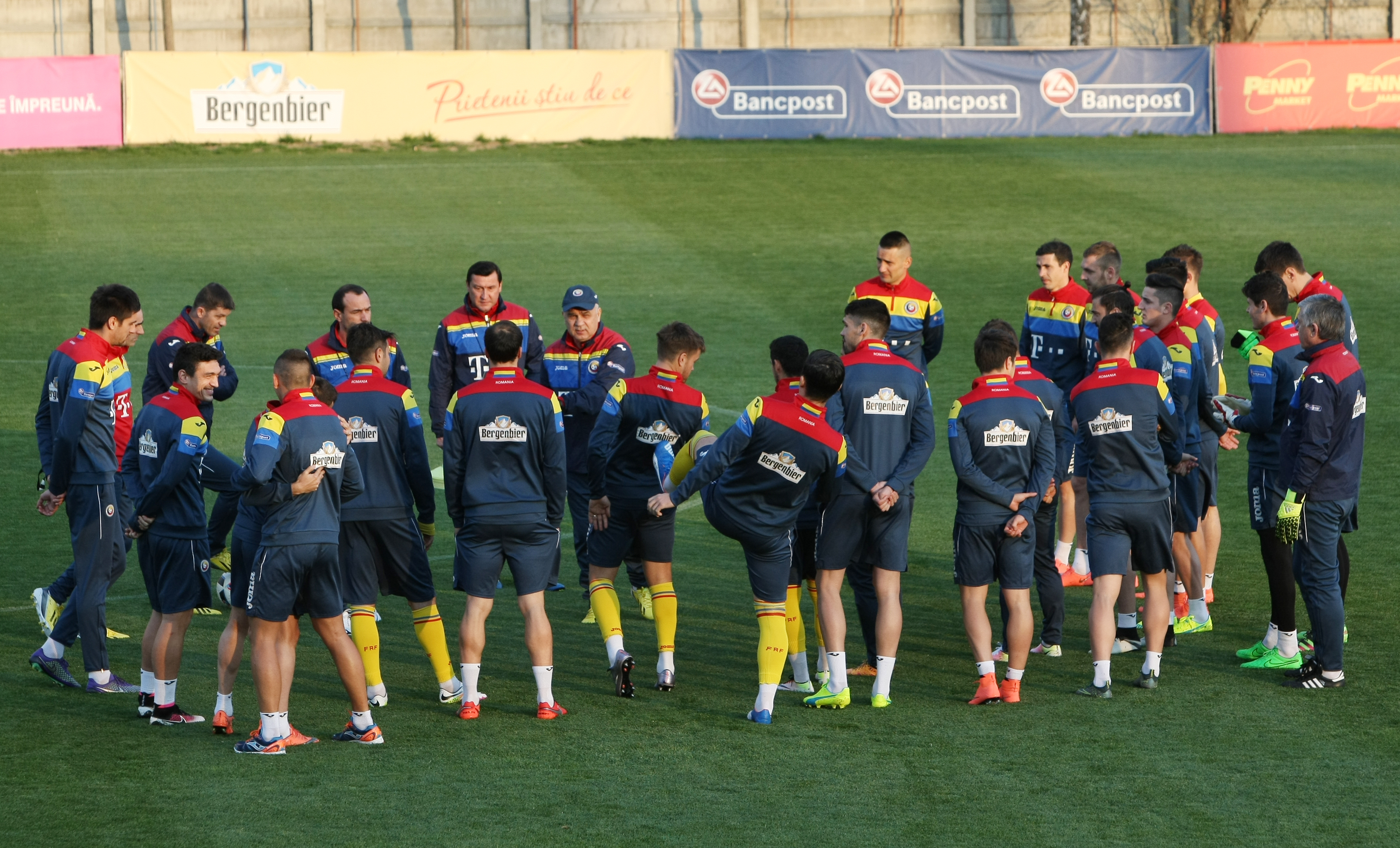 România - Lituania (amical, miercuri, 20.00, Giurgiu). Atenție, tricolori! Iordănescu, cel mai prost plătit selecționer de la Euro,  nu glumește! ”Tata Puiu” a lăsat mereu acasă jucători care au jucat în preliminarii și a luat câte trei-patru debutanți la turneele finale