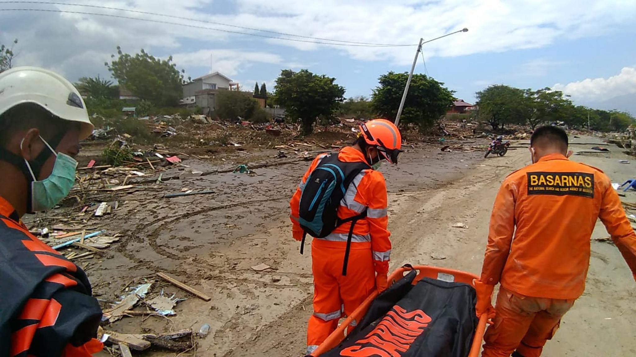 UPDATE / Bilanțul tragediei din Indonezia capătă proporții catastrofale: cel puțin 1.424 de morți. Decedații, înhumați în gropi comune