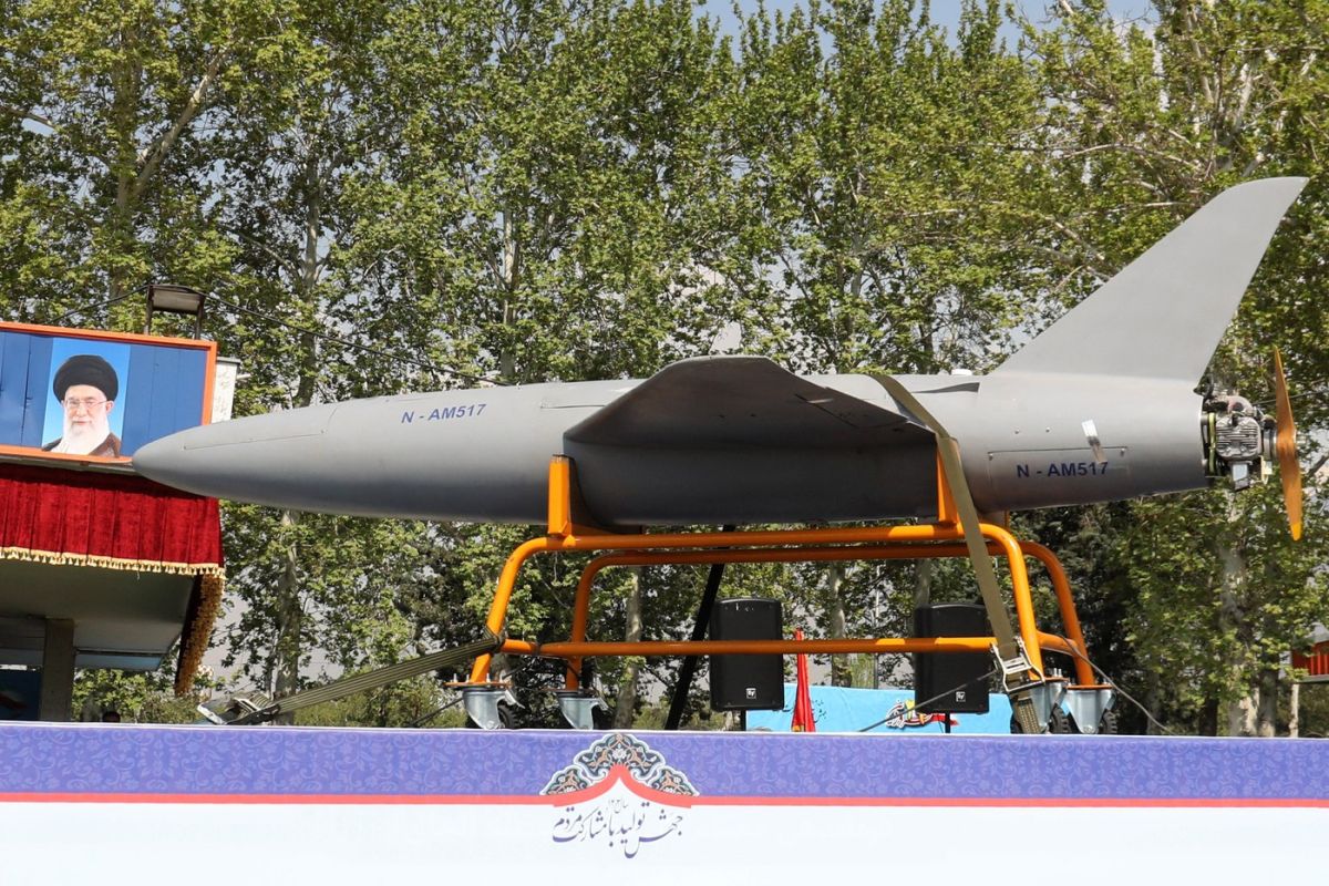 Președintele Iranului laudă atacul cu drone și rachete asupra Israelului în timpul unei parade militare anuale