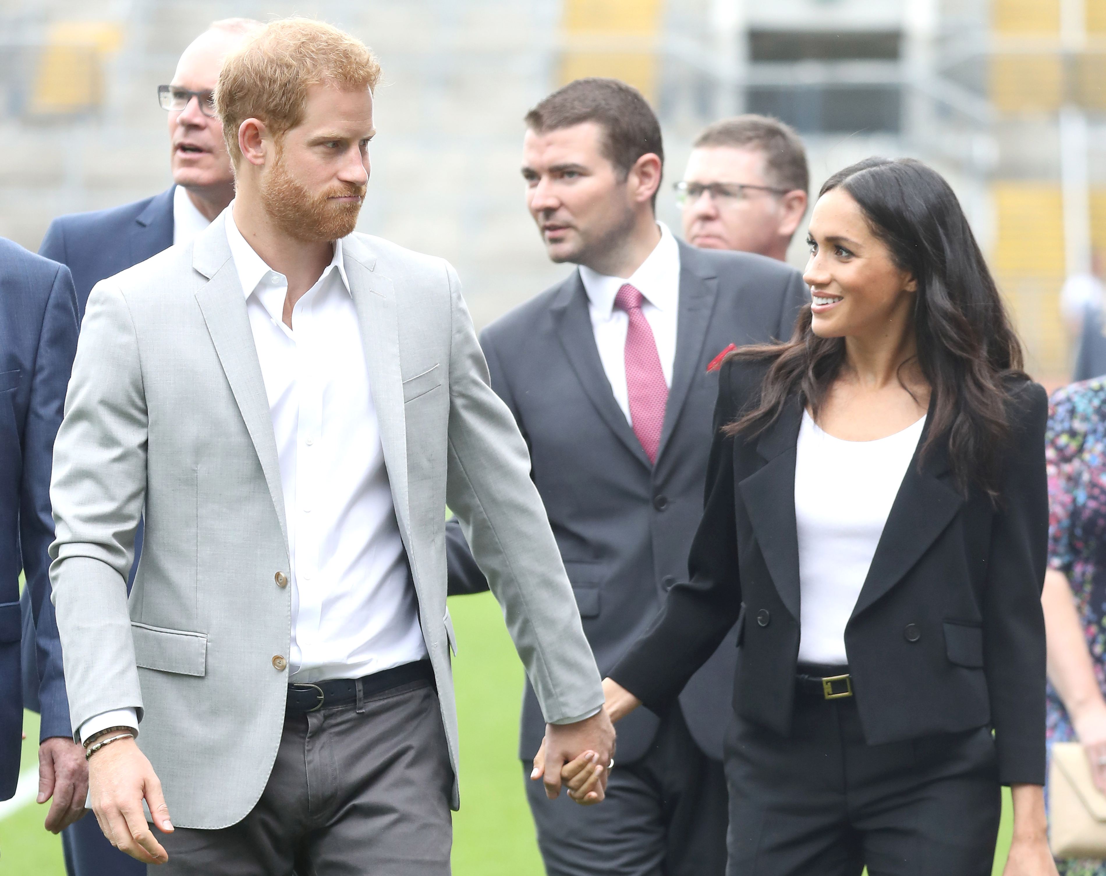 FOTO | Meghan Markle, primul turneu regal alături de prințul Harry. A purtat cinci ținute pe parcursul a 24 de ore