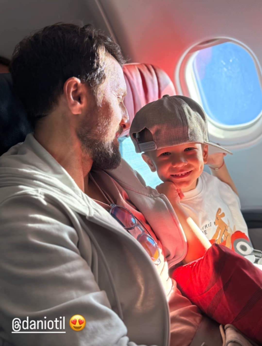 Imagini cu bradul de Crăciun împodobit de Dani Oțil și familia sa. Tiago a fost îmbrăcat în spiriduș
