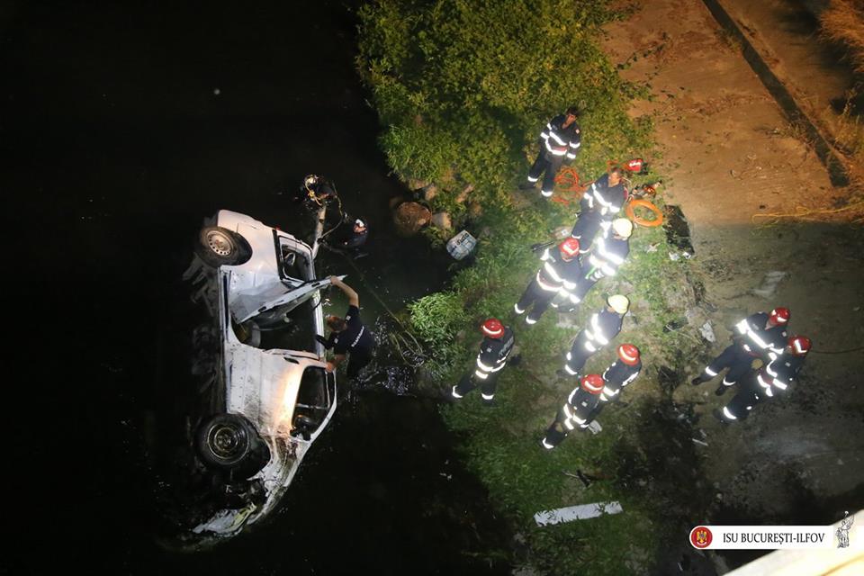 Trei oameni, între care un copil, morți într-un microbuz căzut în Dâmbovița