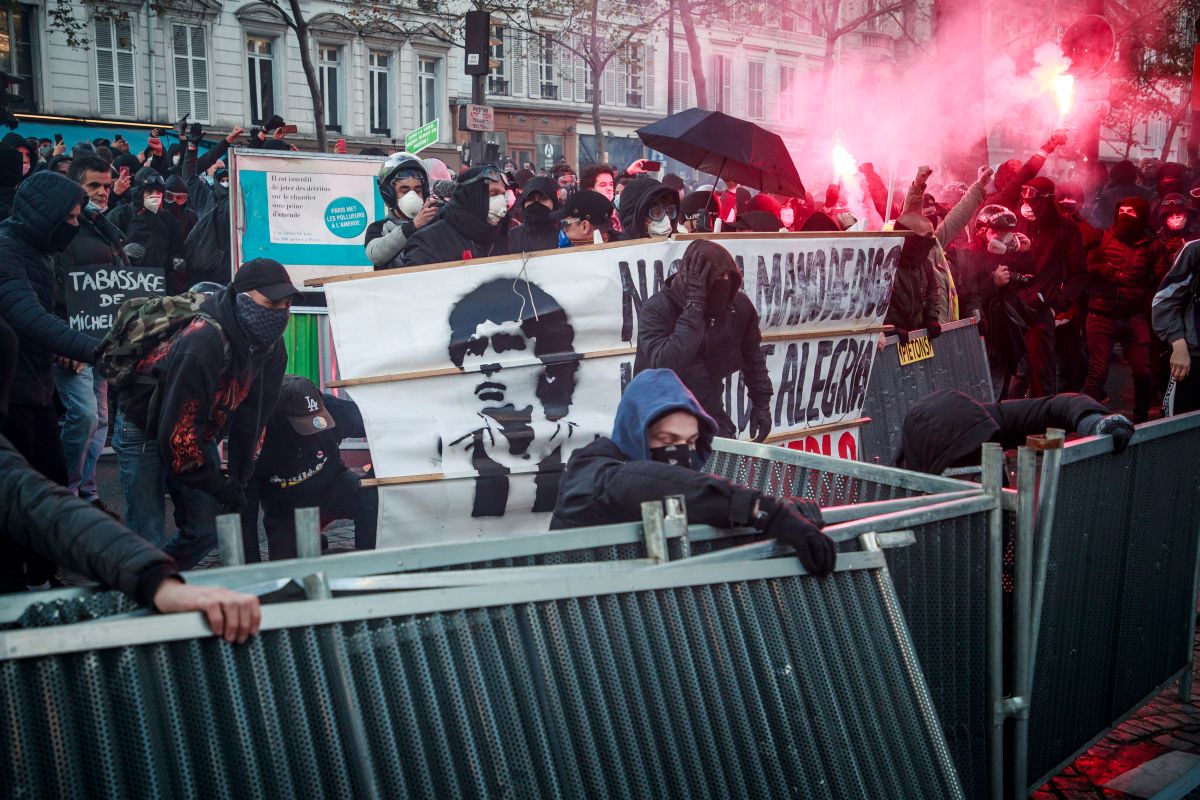 VIDEO | Ciocniri violente la Paris, între forțele de ordine și oamenii care protestează față de brutalitatea poliției