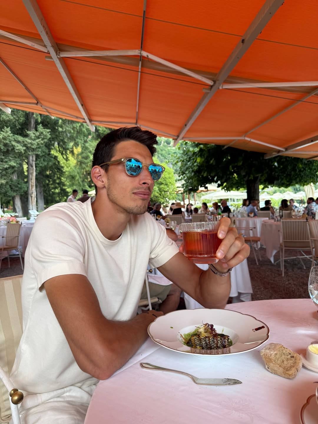 Andreea Bălan, la același restaurant cu George Clooney și Adam Sandler. Artista se află în Italia cu Victor Cornea