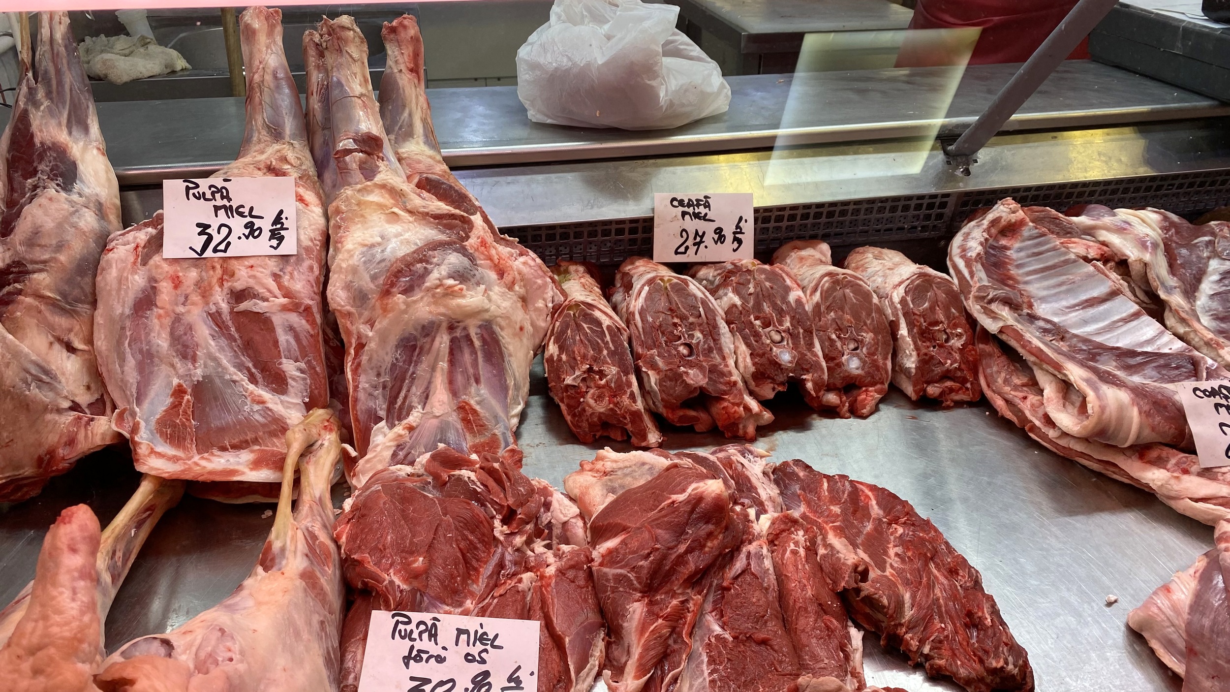 Cât costă un kilogram de carne de miel pentru Paște 2024? „Mielul dobrogean, mai bun de la an la an!”