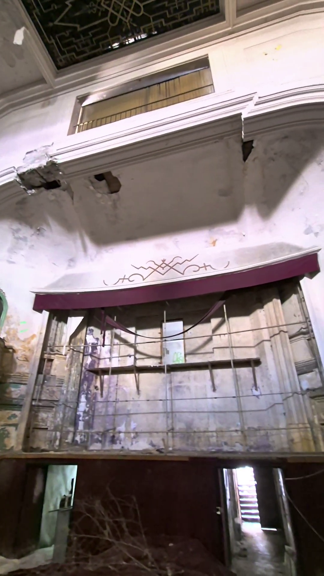 Cinematograful București se vinde pentru suma de 4,9 milioane de euro. Imagini în premieră din interior