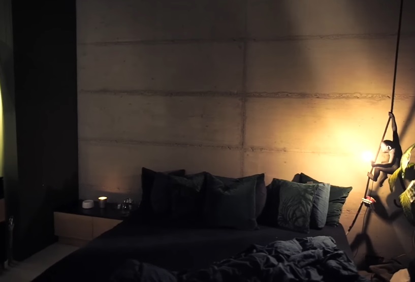 Imagini cu apartamentul în care locuiește Alina Ceușan cu familia, la Cluj-Napoca. Mobila e făcută de tatăl ei