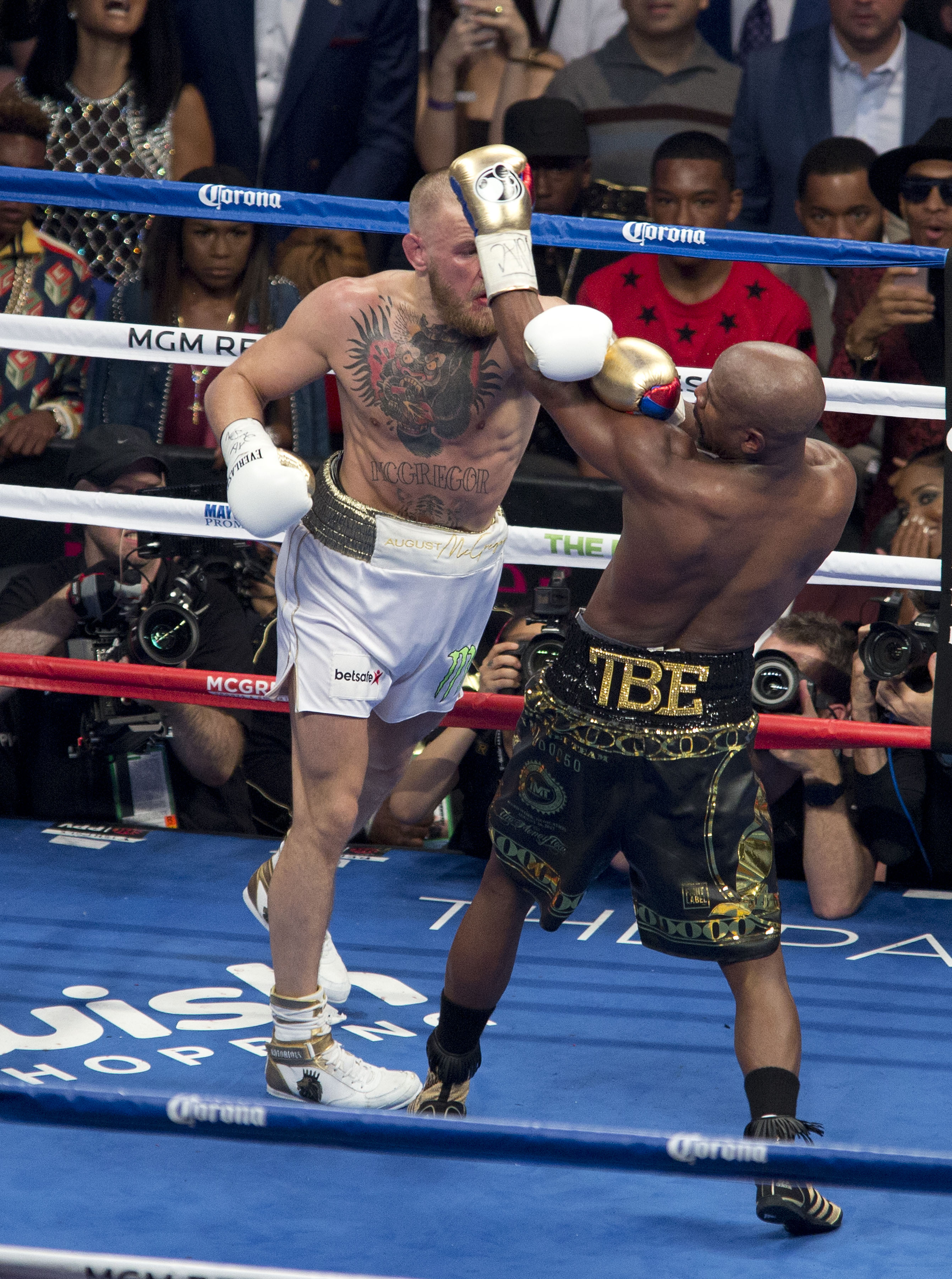 Totul despre meciul secolului, Mayweather vs McGregor. Lupta care a produs peste 1.000.000.000 $, o frecție ! Irlandezul a fost făcut KO în repriza a zecea. Floyd l-a menajat cât a putut! | LIVE&FOTO&VIDEO