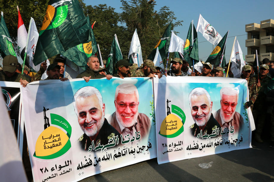 Sicriul cu trupul neînsuflețit al generalului Qassem Soleimani a fost adus la Bagdad. Zeci de mii de oameni au strigat "Moarte Americii!"