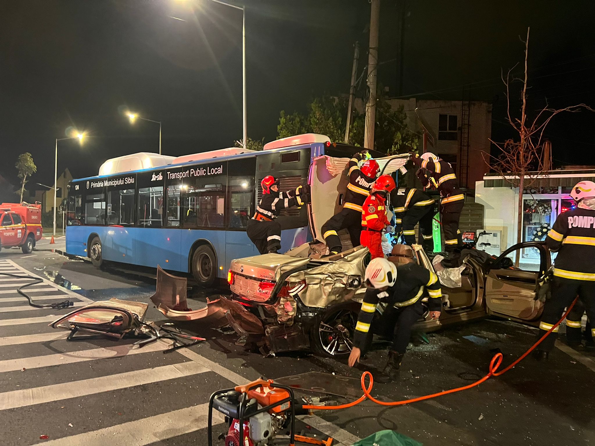 O mașină s-a izbit violent de două autobuze, în Sibiu. Două persoane au rămas încarcerate, una fiind inconștientă