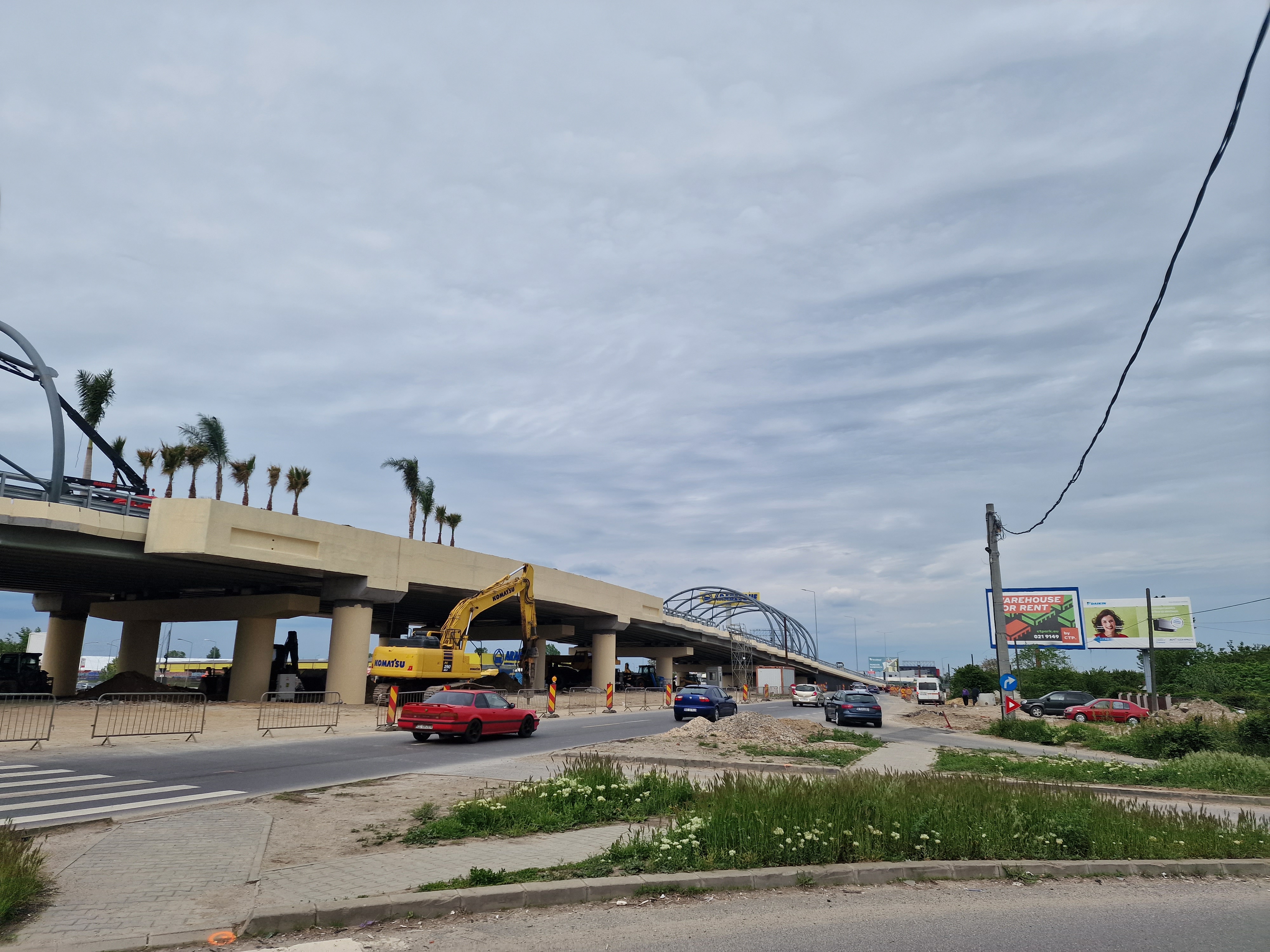 Podul neterminat, construit pe grinzi degradate, care se leagă cu autostrada spre Marea Neagră, s-a împodobit cu palmieri. Autoarea: primăria lui Robert Negoiță
