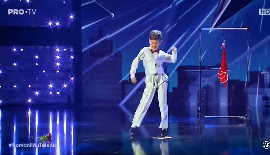 Un puști de 12 ani a ridicat sala în picioare la „Românii au talent” | VIDEO