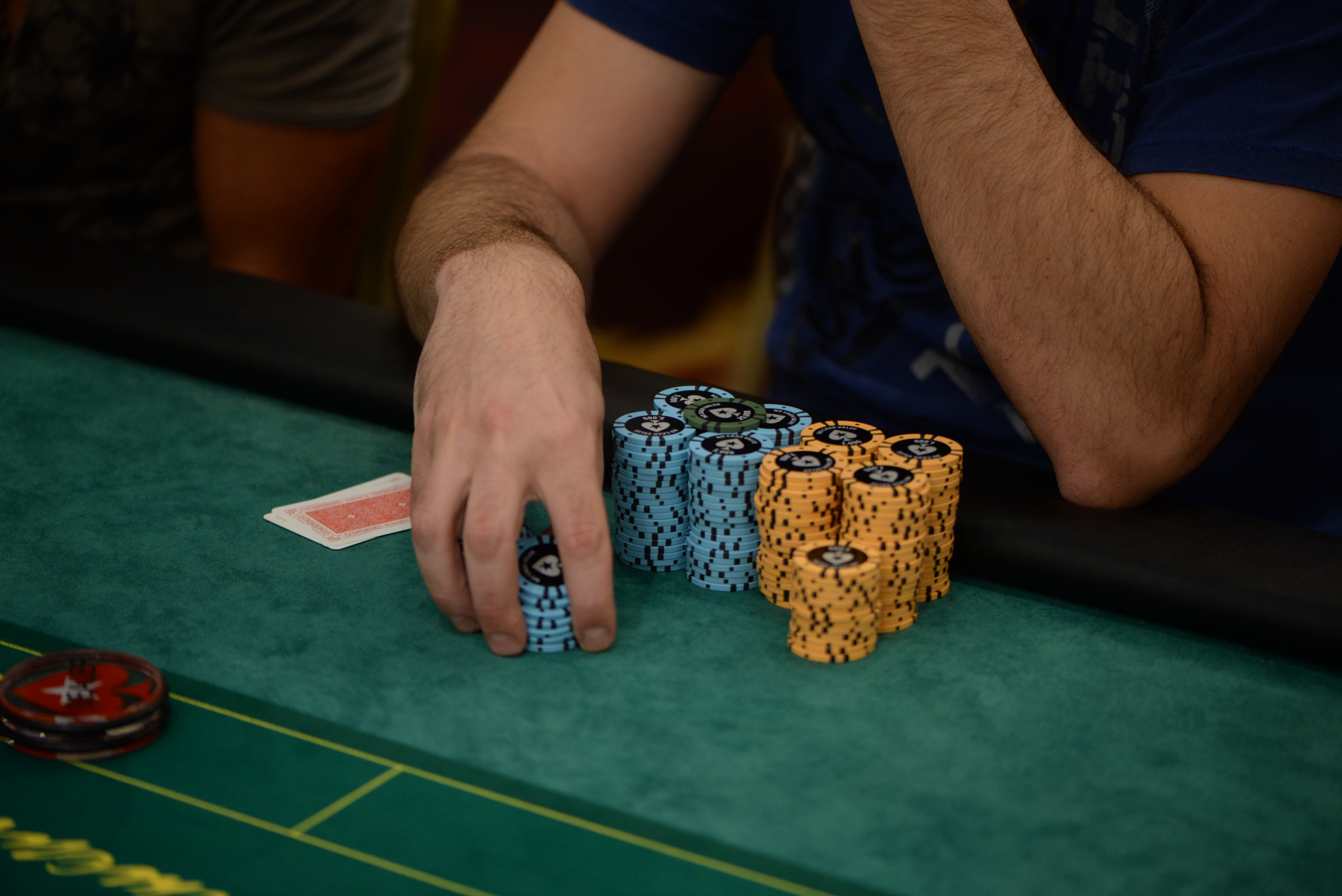 2.000 de români trăiesc din poker. Stau câte 10-12 ore la laptop și produc până la 10.000 de euro pe lună / GALERIE FOTO