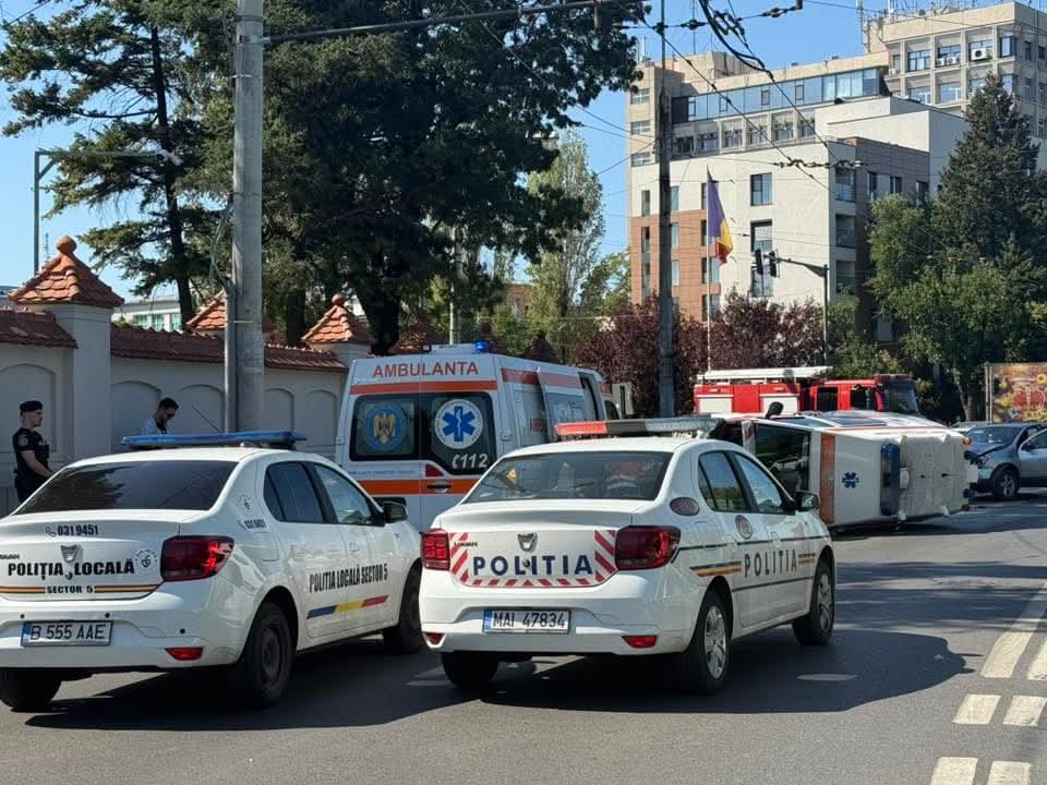 O șoferiță din București a intrat direct într-o ambulanță carea avea semnalele acustice și sonore active, în intersecția Leu