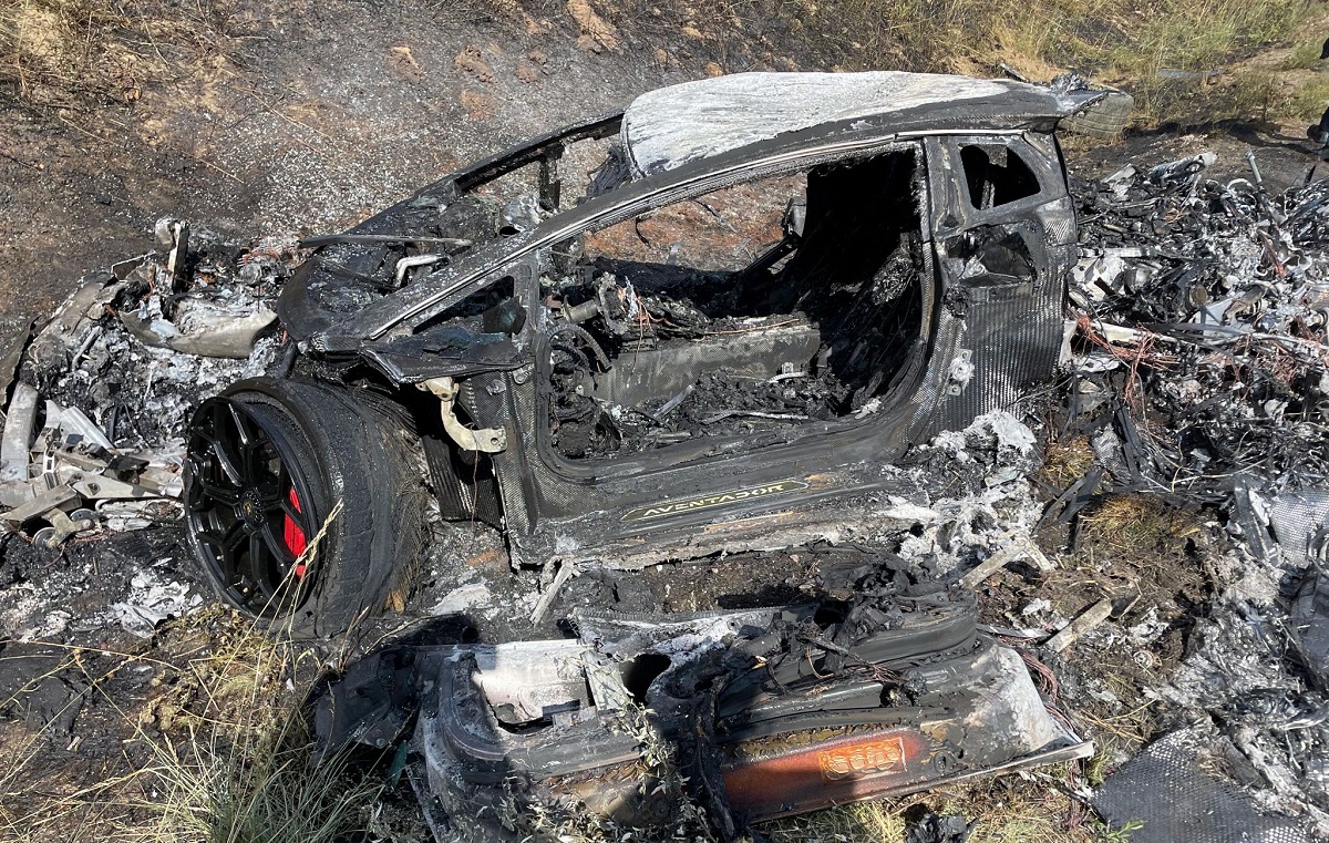 Lamborghini Aventador făcut scrum într-un accident la peste 200 km/h, pe o autostradă din Germania. Șoferul și pasagerul au scăpat cu viață