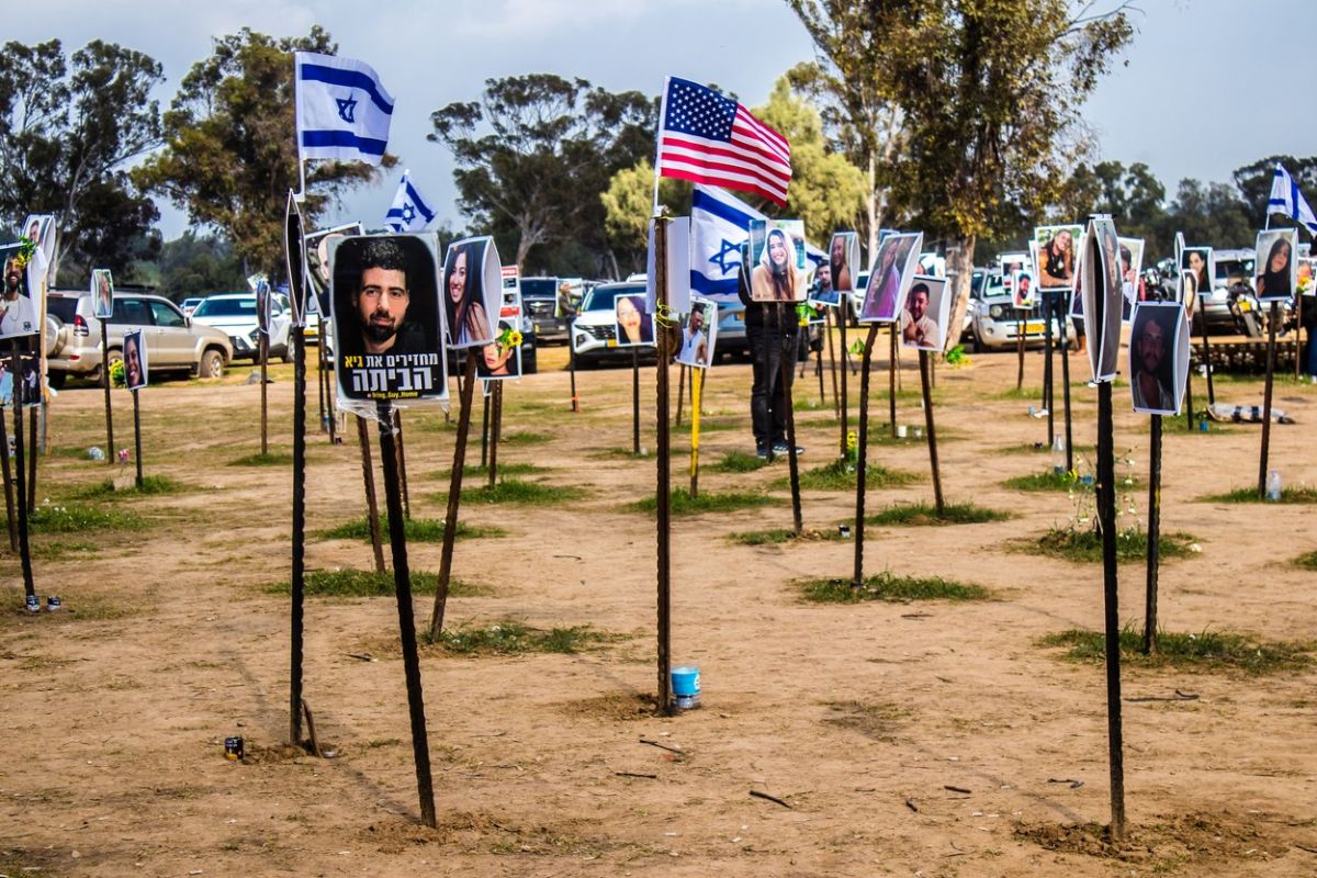 „E ca și cum timpul s-ar fi oprit”. Rudele israelienilor răpiți sau uciși la festivalul Nova au revenit la locul masacrului la trei luni de la atacul Hamas