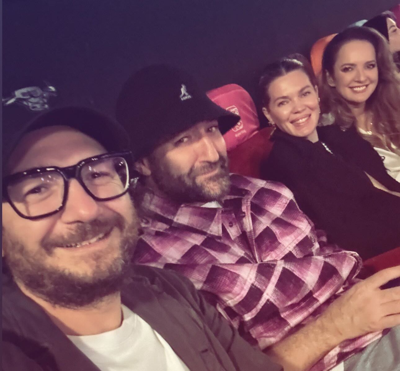 Cum au apărut Smiley și Gina Pistol la premiera de gală „Crăciun cu Ramon”, filmul lui Pavel Bartoș. Alături de cine au fost surprinși în sala de cinema